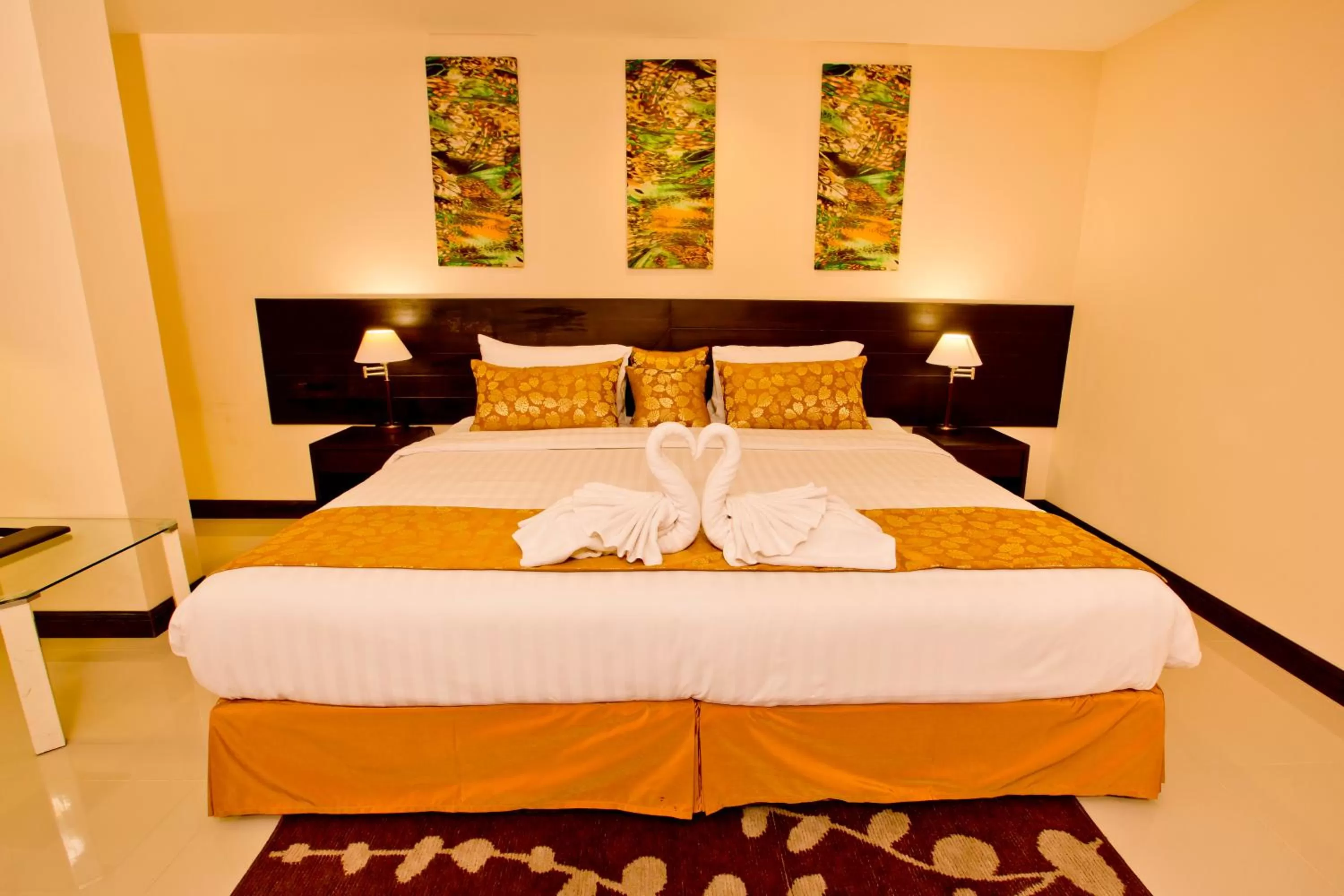 Bed in Sinsuvarn Airport Suite Hotel