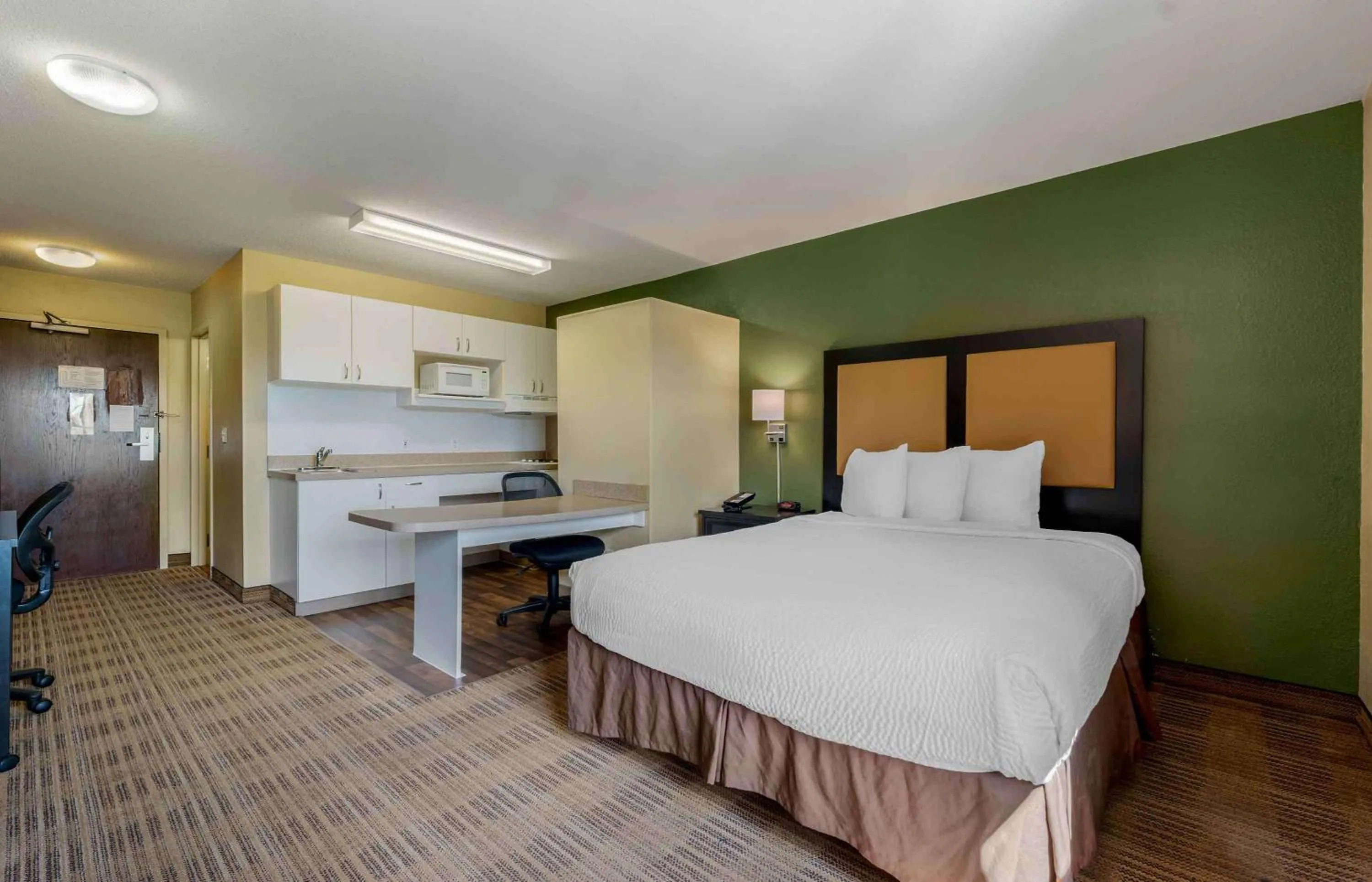 Bedroom, Bed in Extended Stay America Suites - Chicago - Gurnee