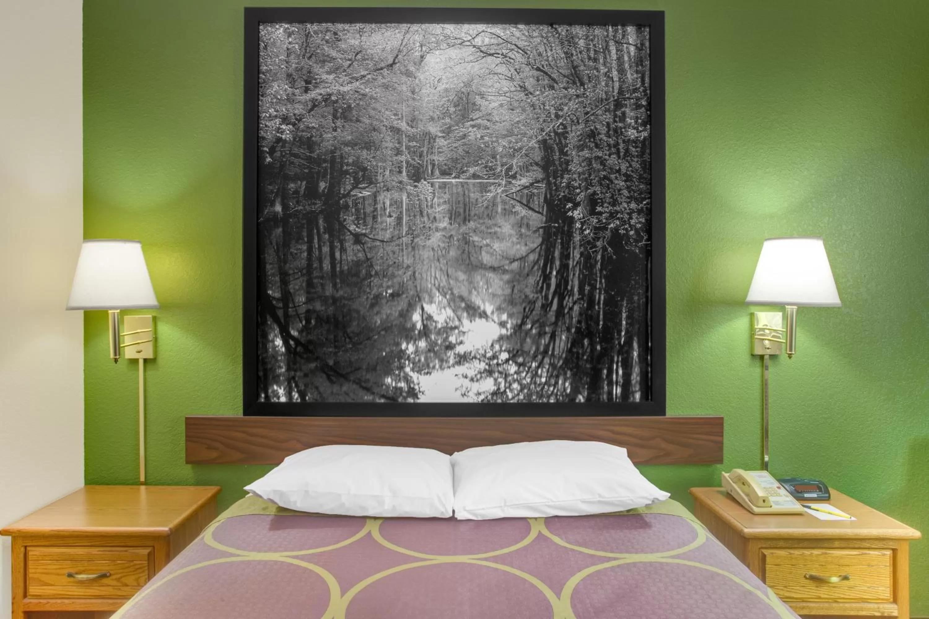 Photo of the whole room, Bed in Super 8 by Wyndham Radford VA