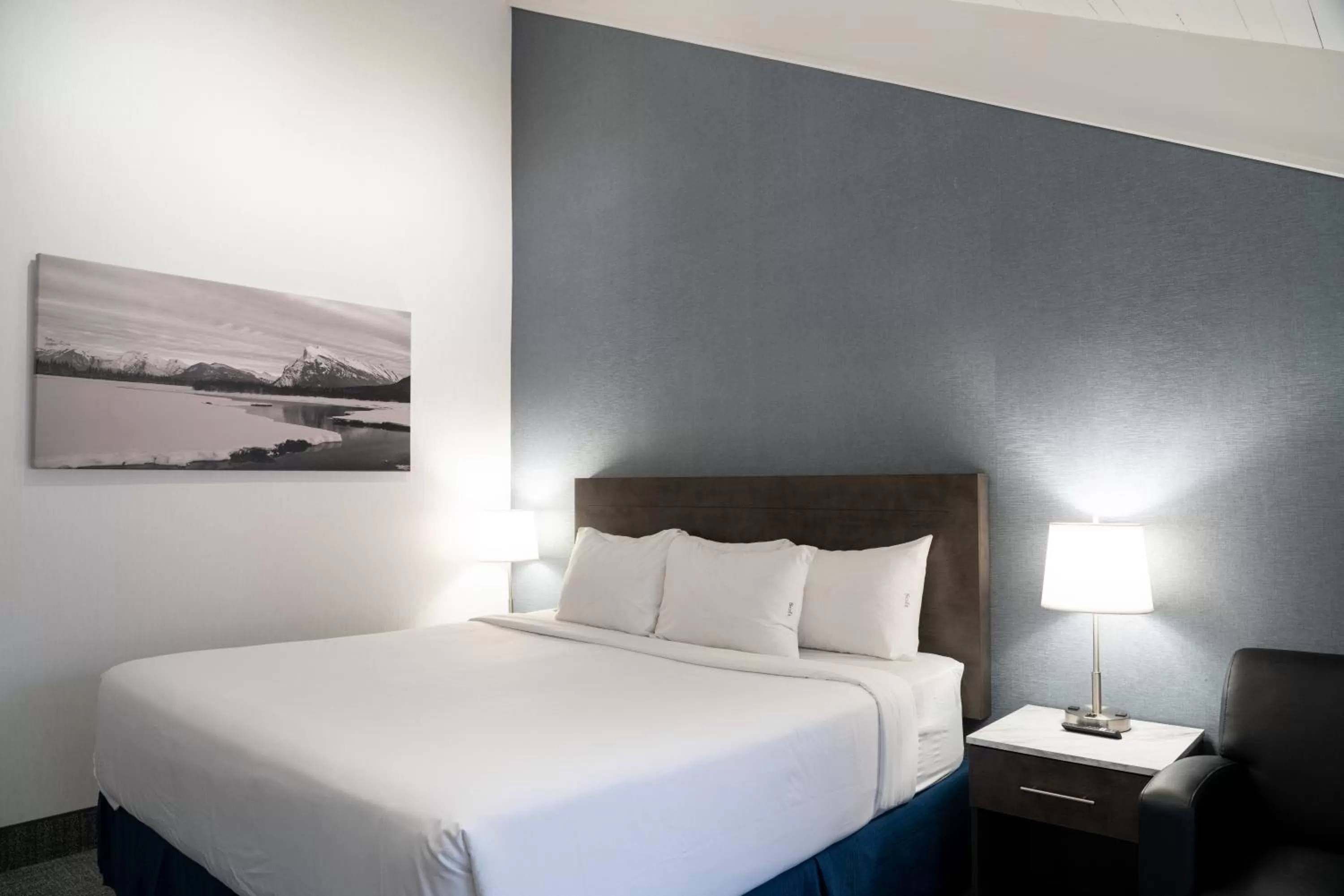 Bedroom, Bed in Red Carpet Inn