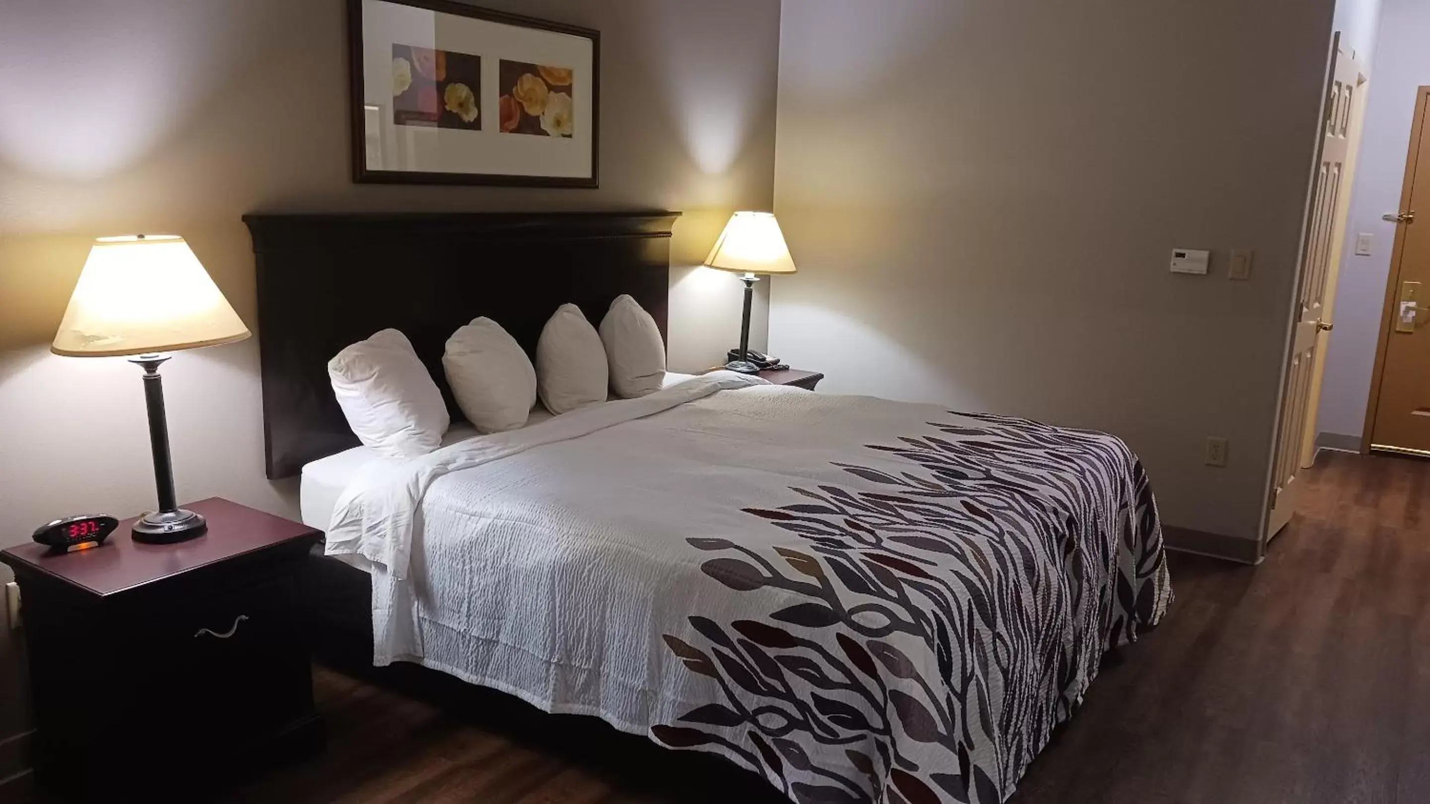 Suite King Room Non-Smoking in Red Roof Inn & Suites Midland Suite King Room Non-Smoking in Red Roof Inn & Suites Midland