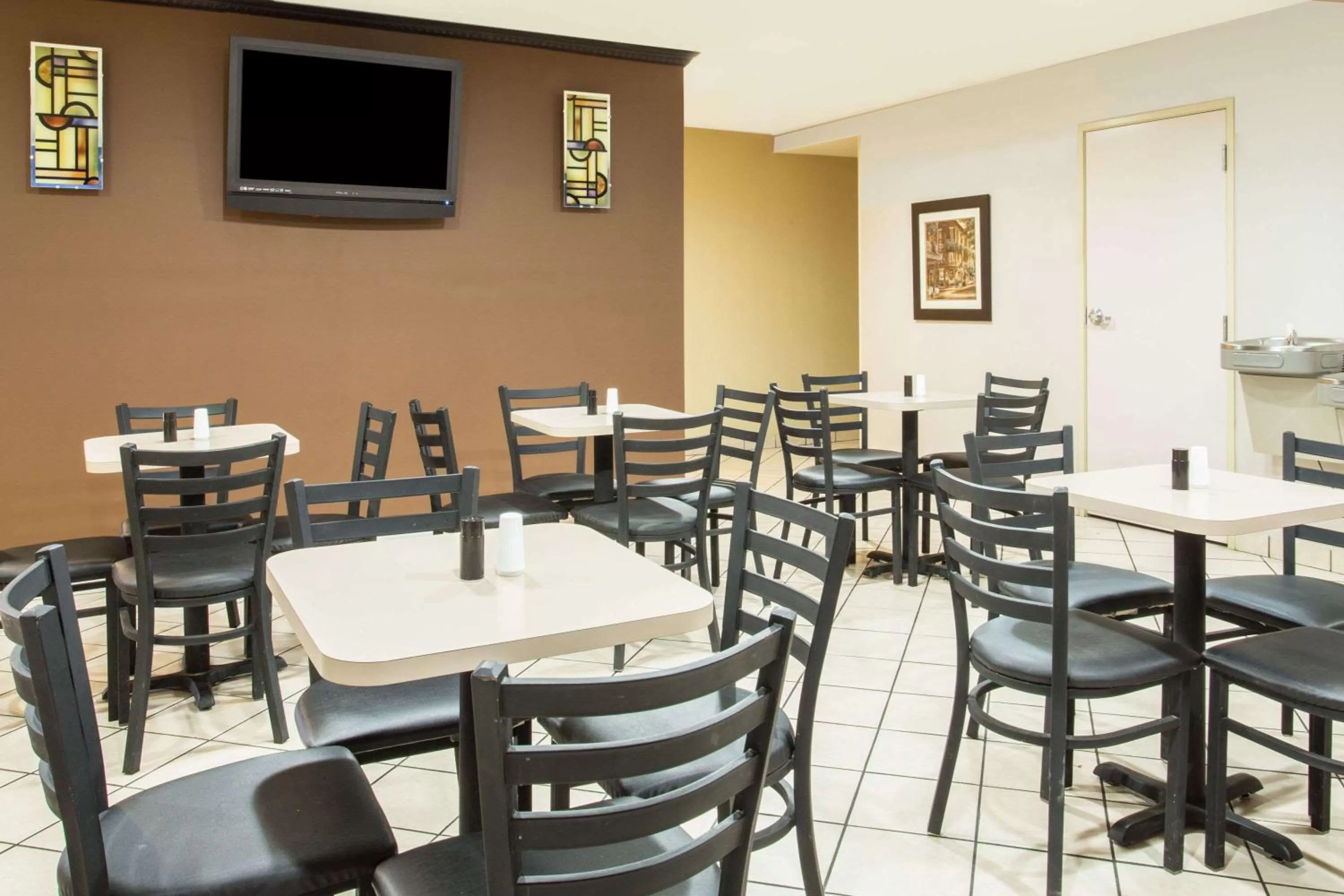 Restaurant/places to eat in Days Inn & Suites by Wyndham Thibodaux