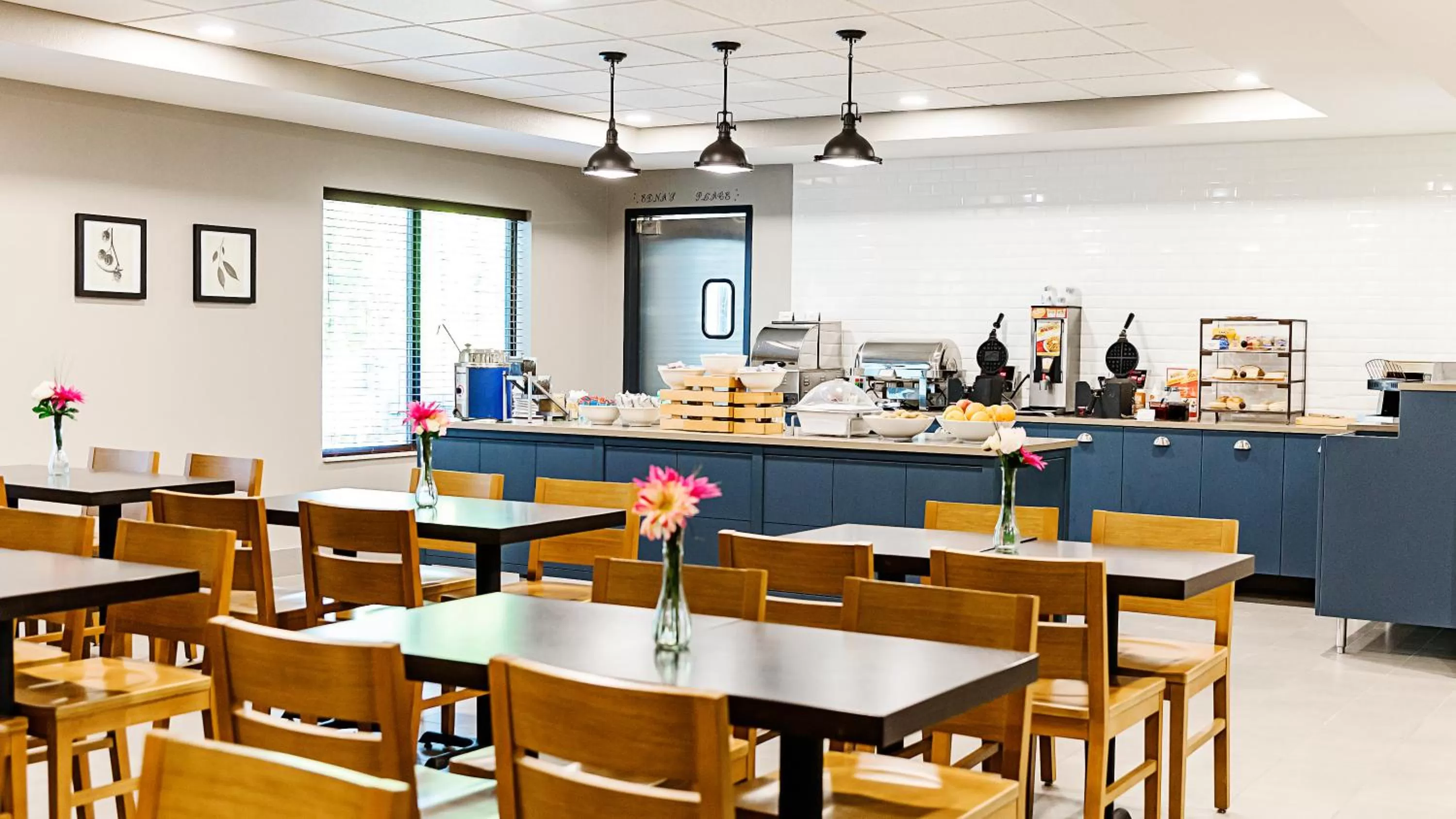 Breakfast in Country Inn & Suites by Radisson, Appleton Airport - Fox River Mall Area