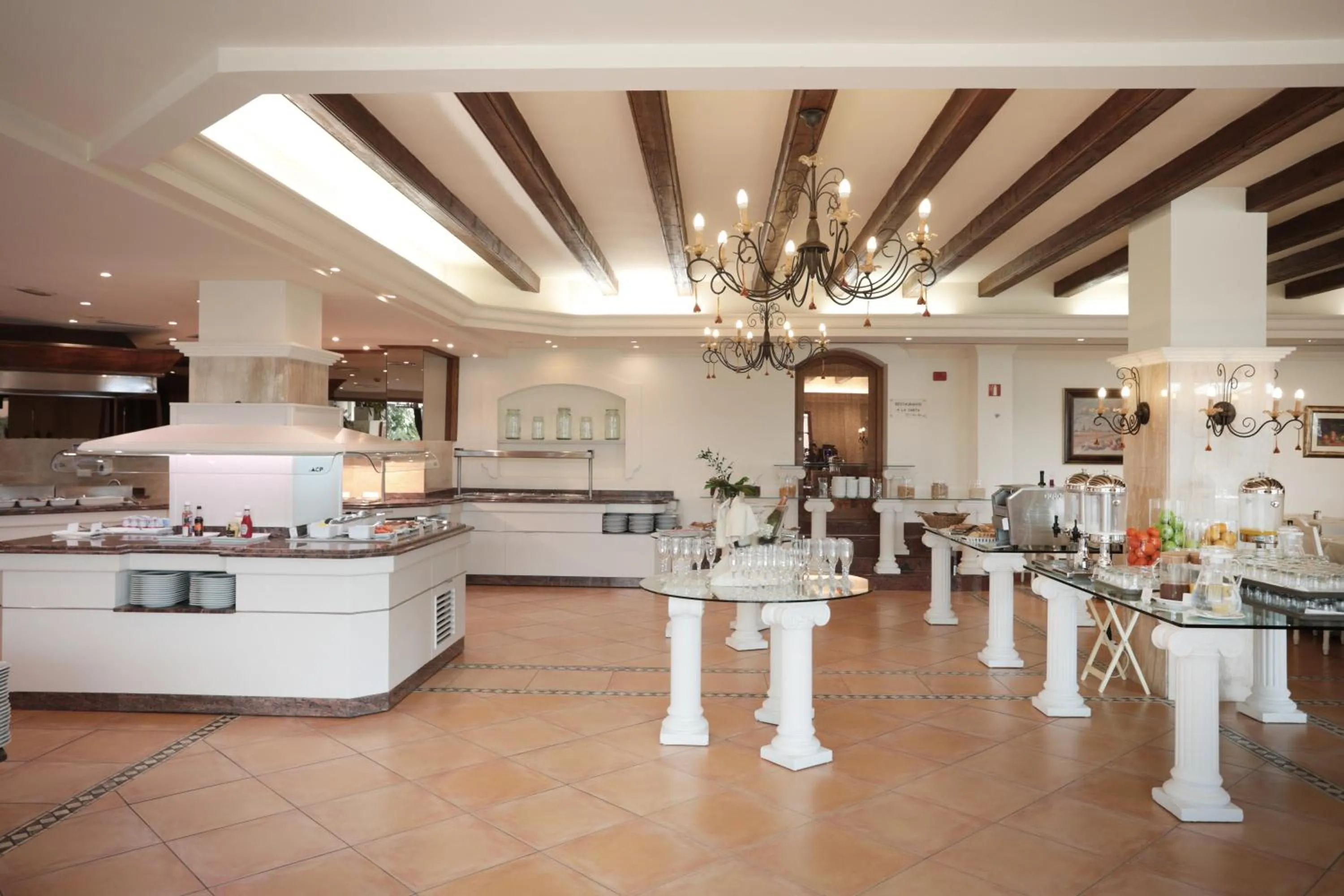 Restaurant/places to eat in Mon Port Hotel & Spa