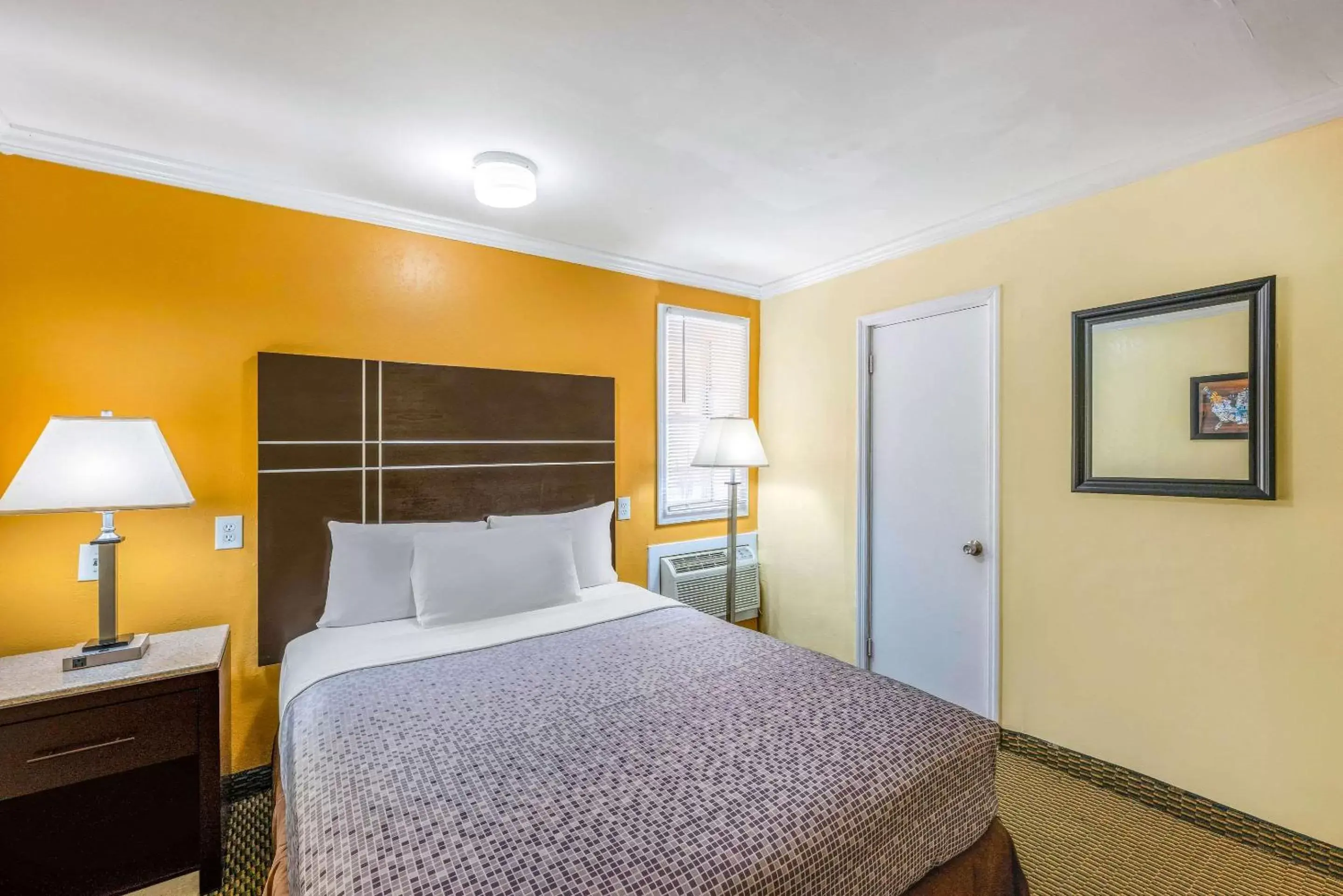 King Room - Accessible/Non Smoking in Econo Lodge Beach And Boardwalk King Room - Accessible/Non Smoking in Econo Lodge Beach And Boardwalk