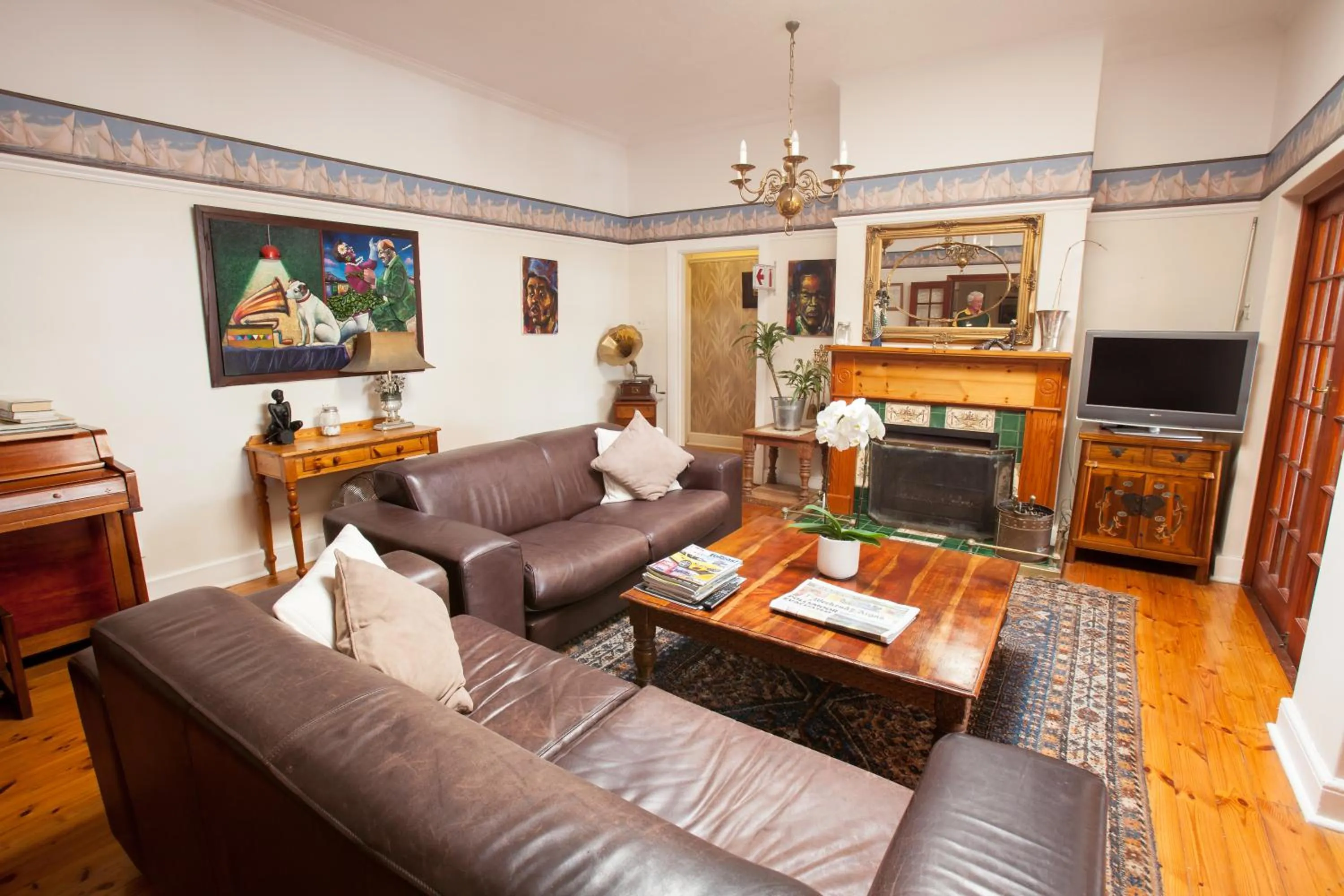 Communal lounge/ TV room in Brenwin Guest House