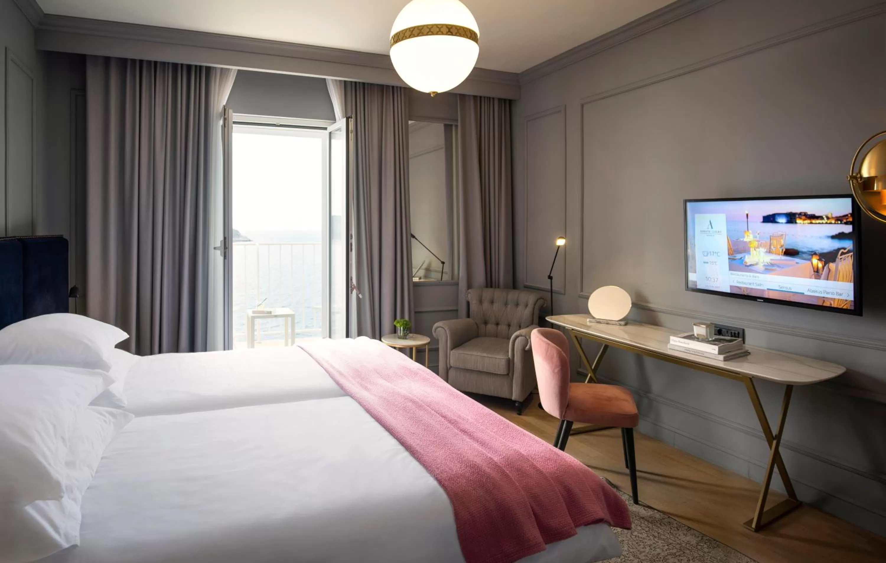 Photo of the whole room, Bed in Hotel Excelsior