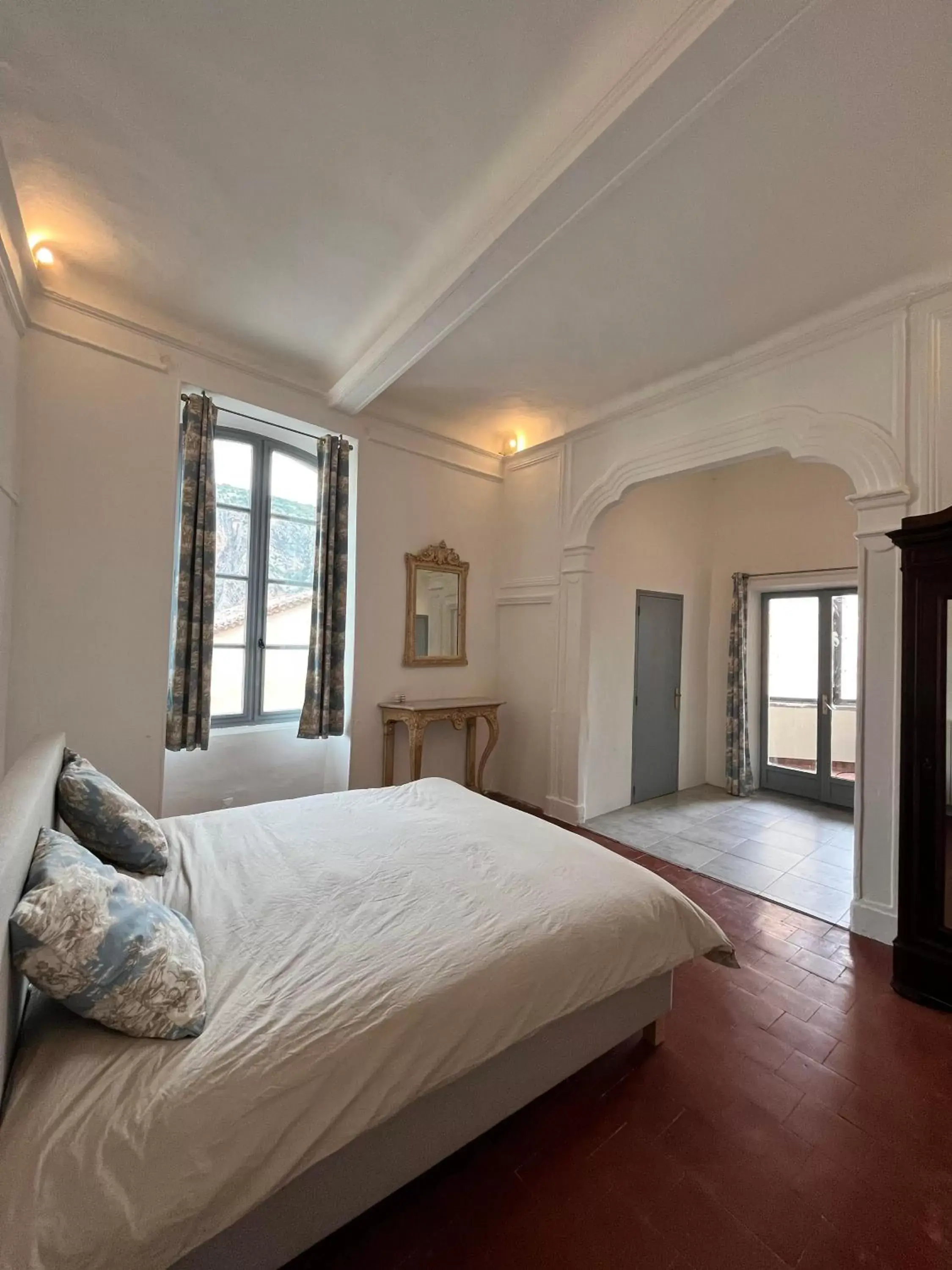 Suite with Balcony in La tour de Pezene Suite with Balcony in La tour de Pezene