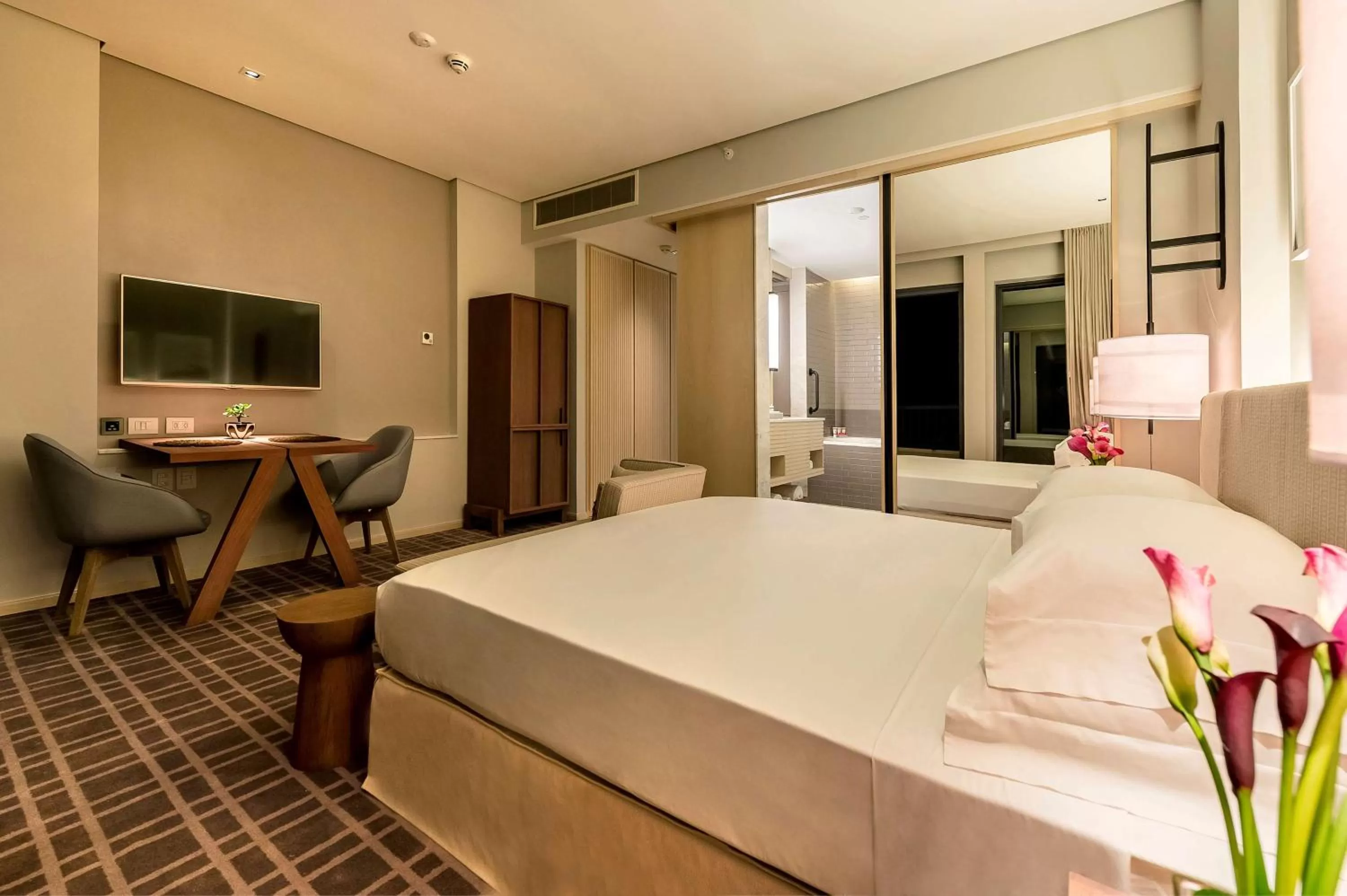 Shower, Bed in Grand Hyatt Rio de Janeiro