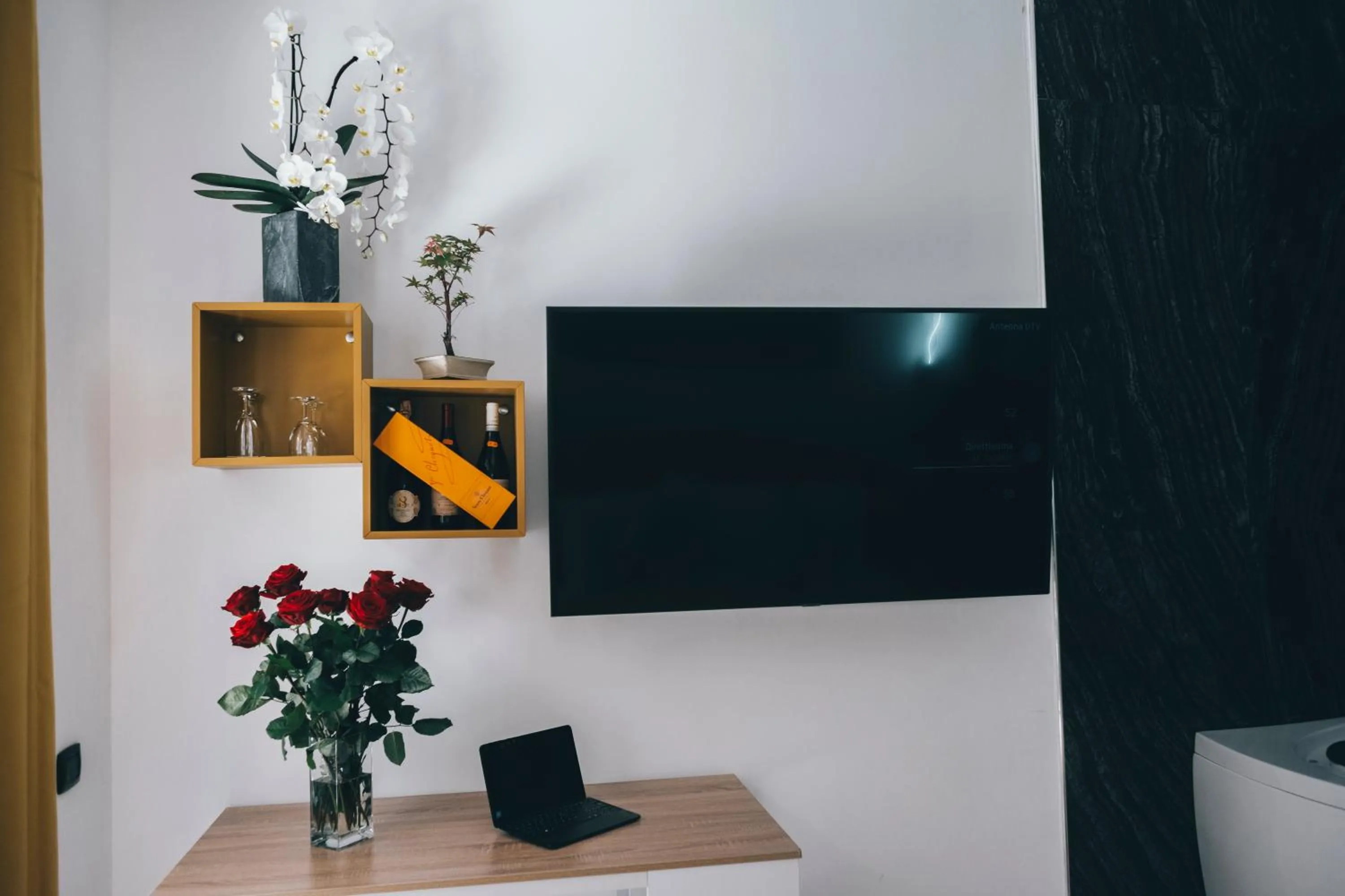 Communal lounge/ TV room in Gregorio VII Luxury Suites San Damaso