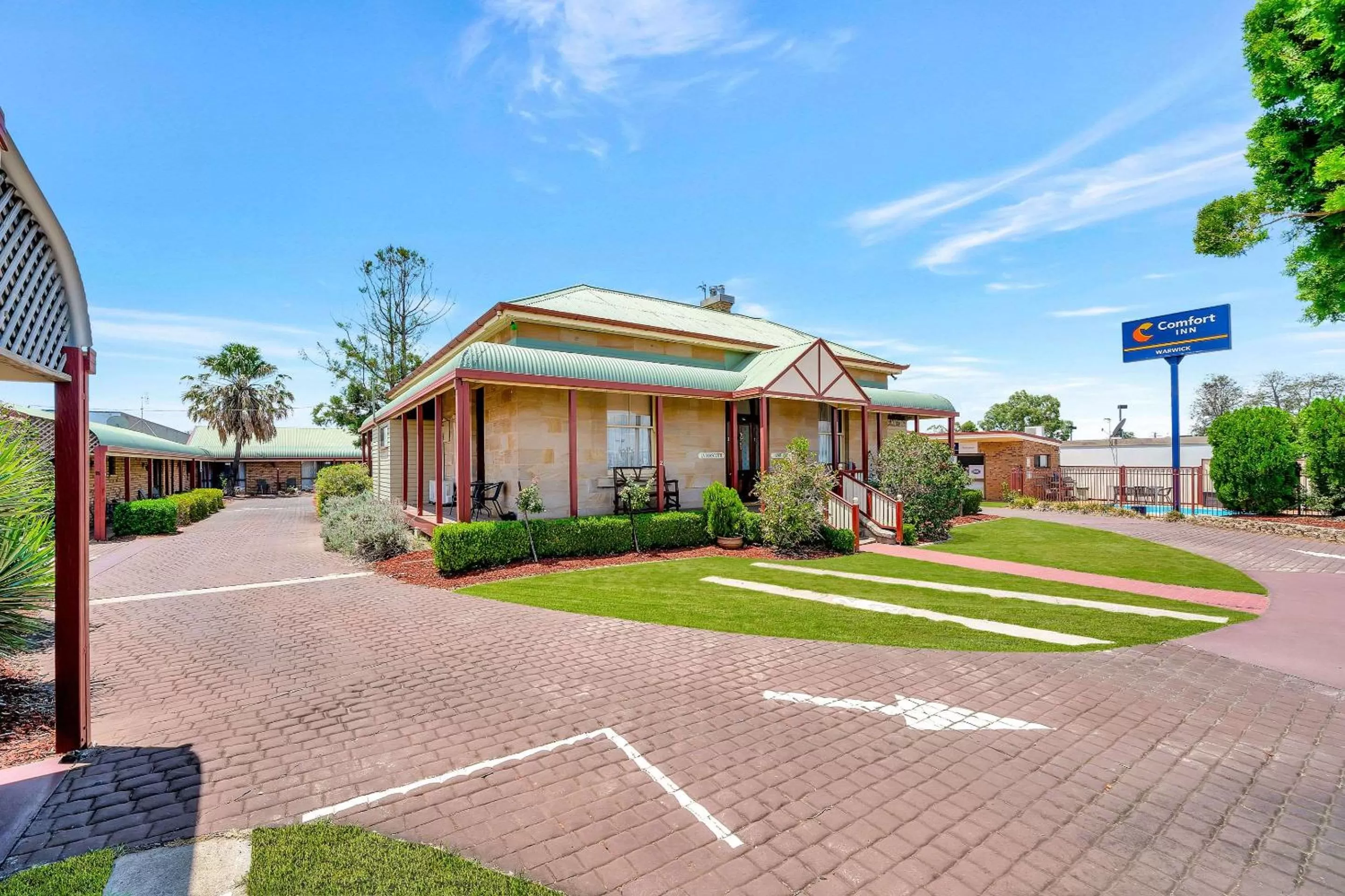 Property building in Comfort Inn Warwick