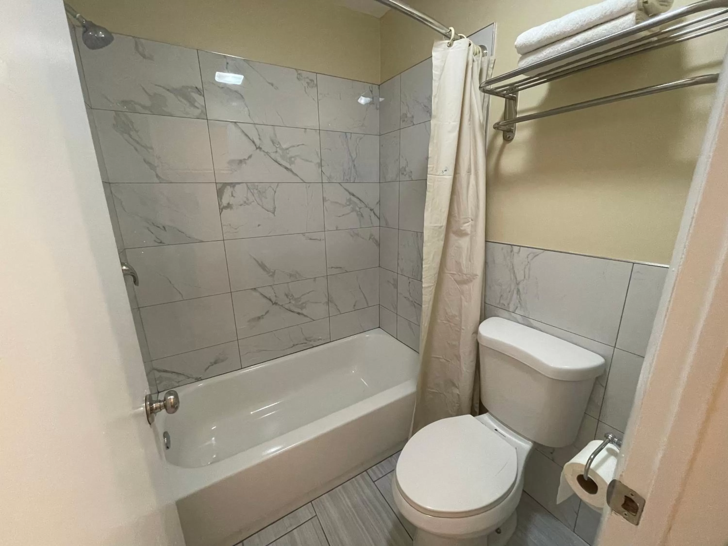 Bathroom in Sea Palace Motel