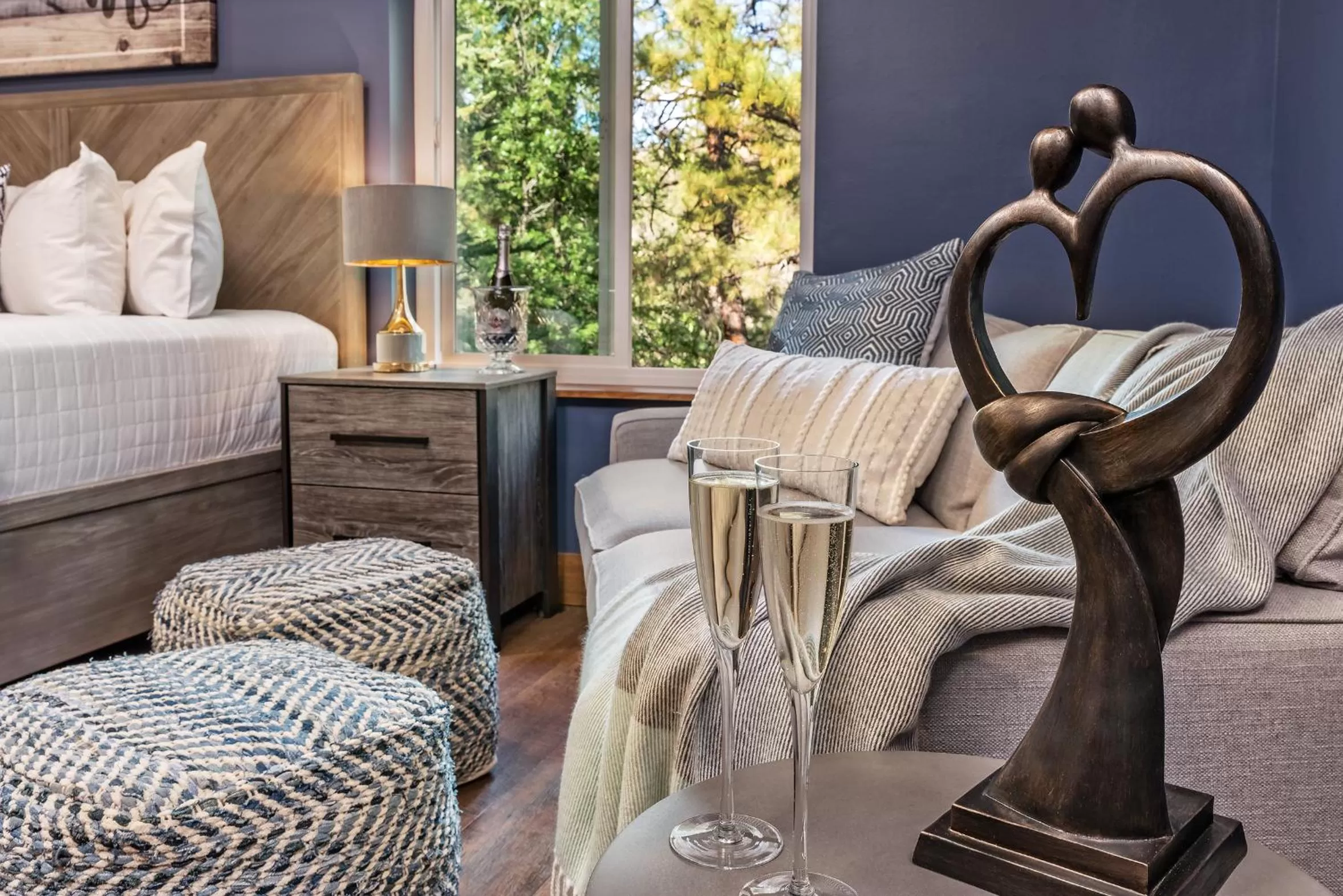 Seating area, Bed in Sheridan House Inn- Adult Only Accommodation