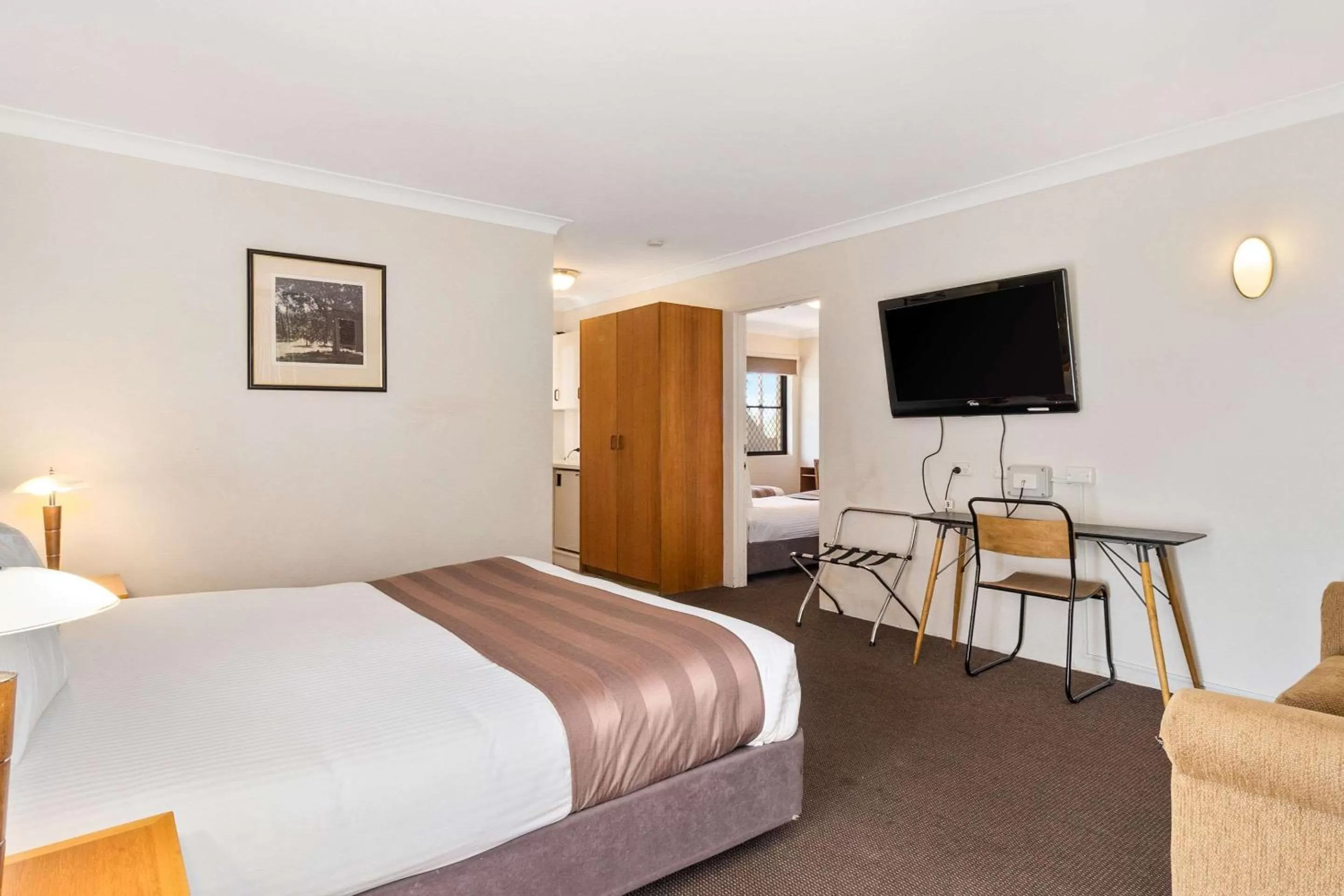 Photo of the whole room, Bed in Quality Inn Dubbo International