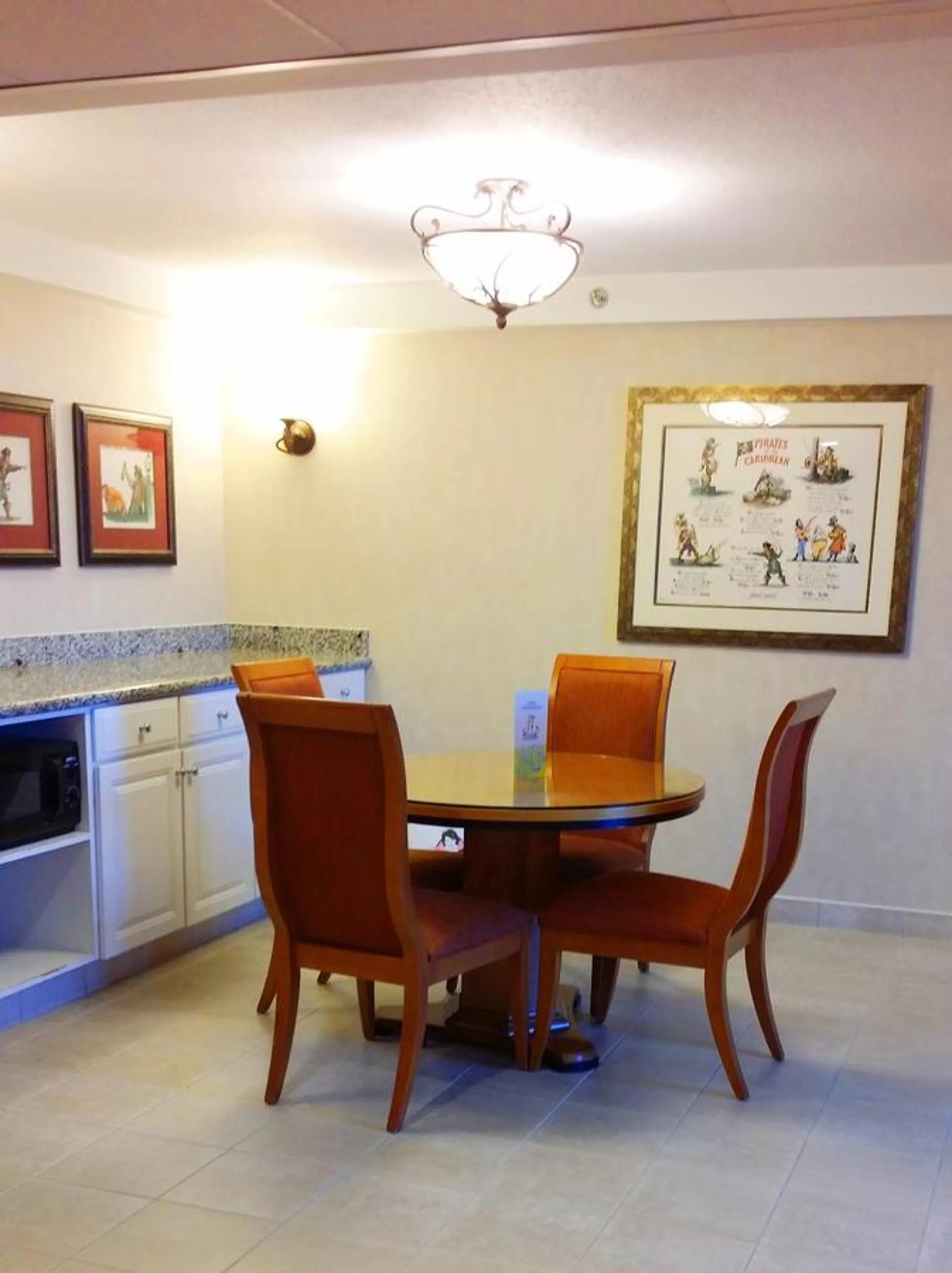 Seating area in Howard Johnson by Wyndham Anaheim Hotel and Water Playground