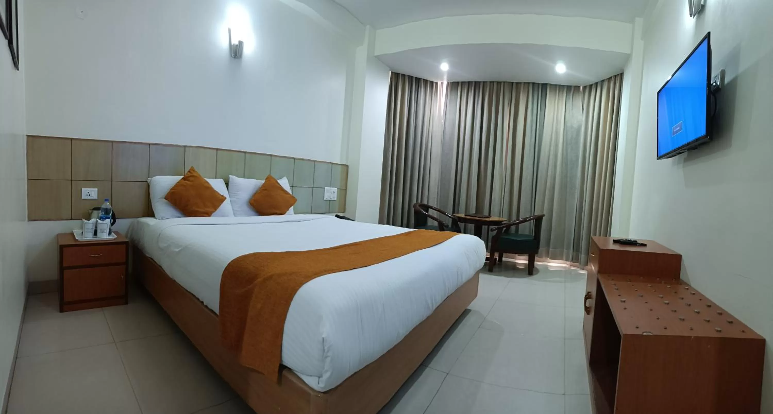 Bed in Hotel Broadways Inn