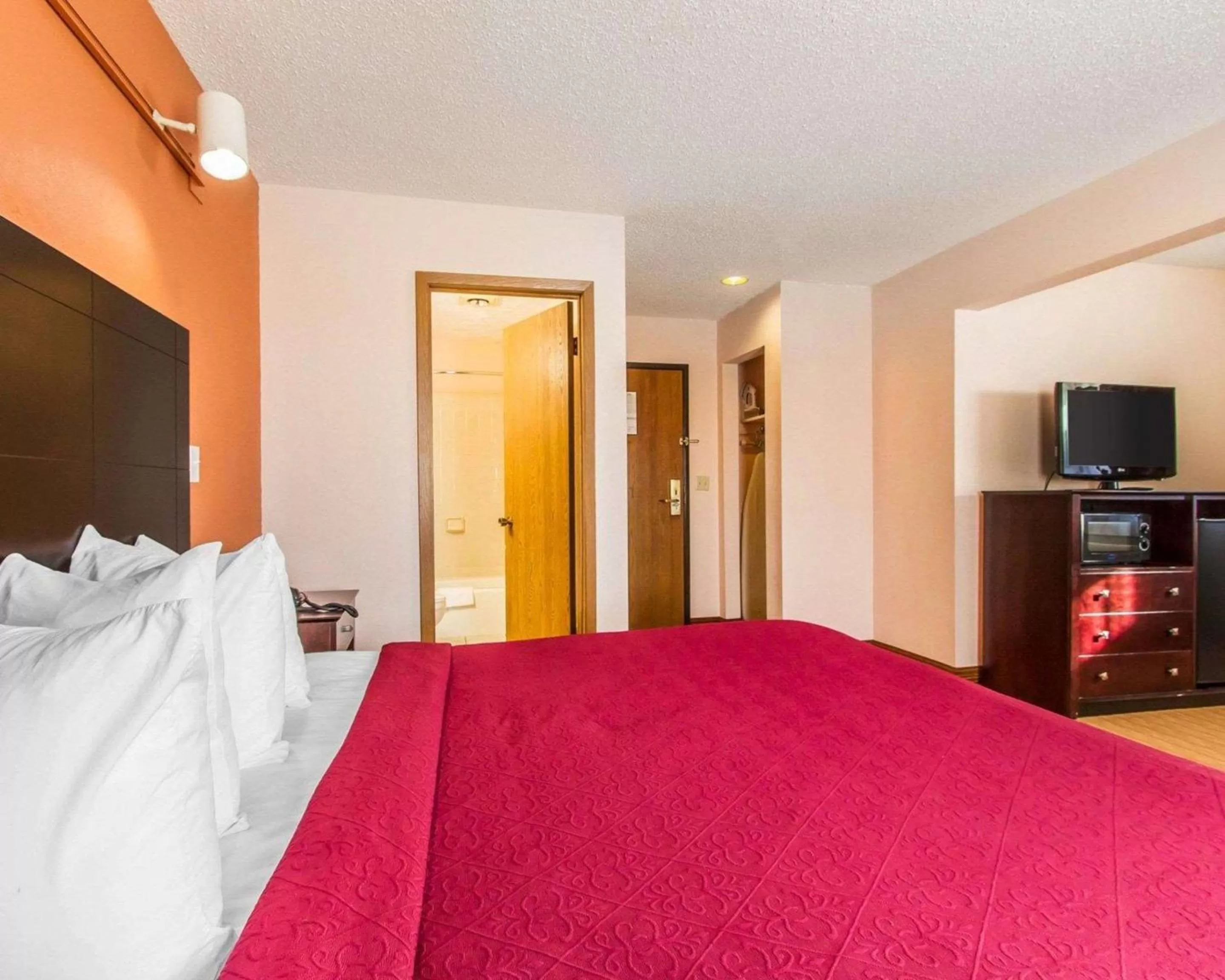 Photo of the whole room, Bed in Quality Inn & Suites Ottumwa North