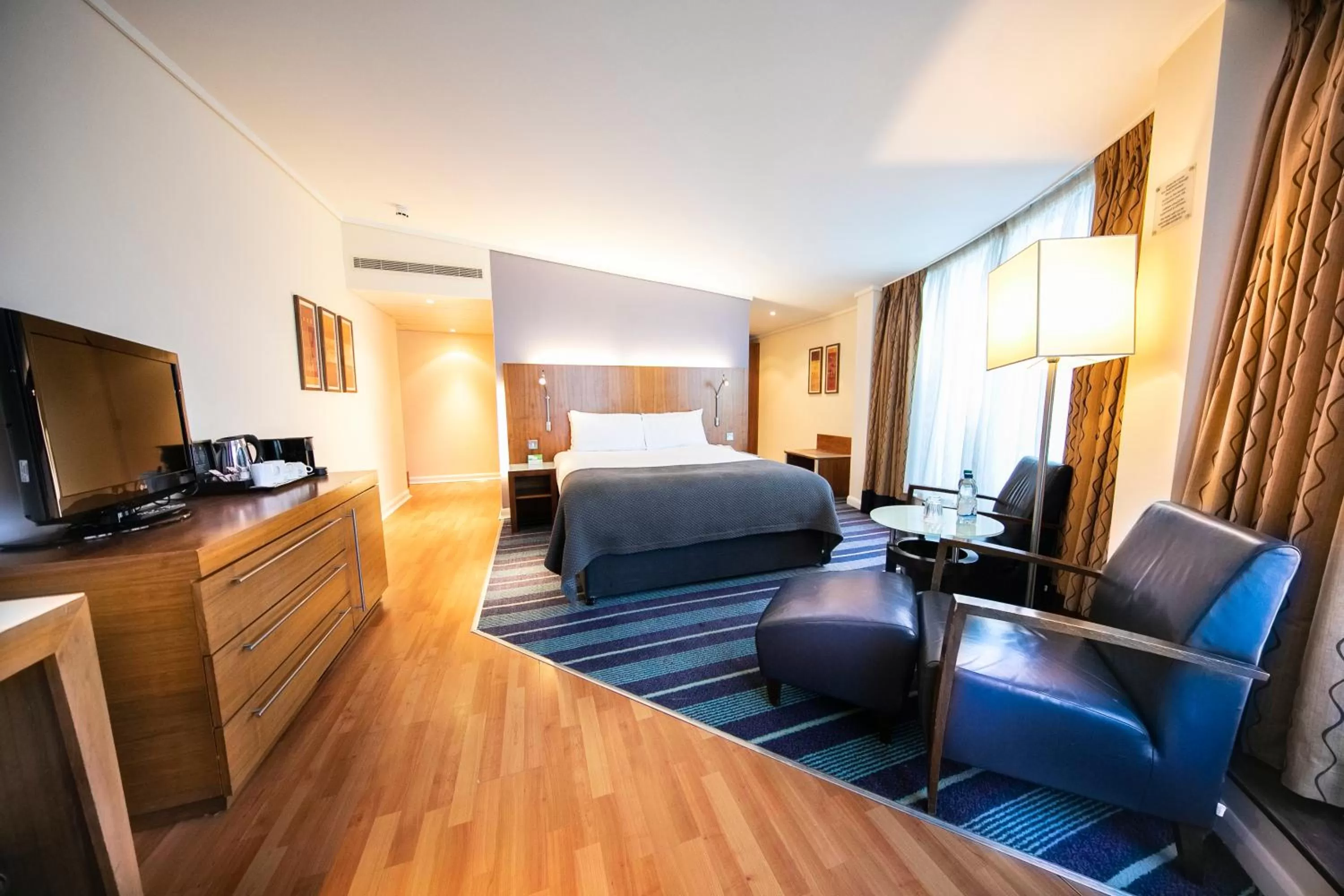 Photo of the whole room, Bed in Holiday Inn London Camden Lock by IHG