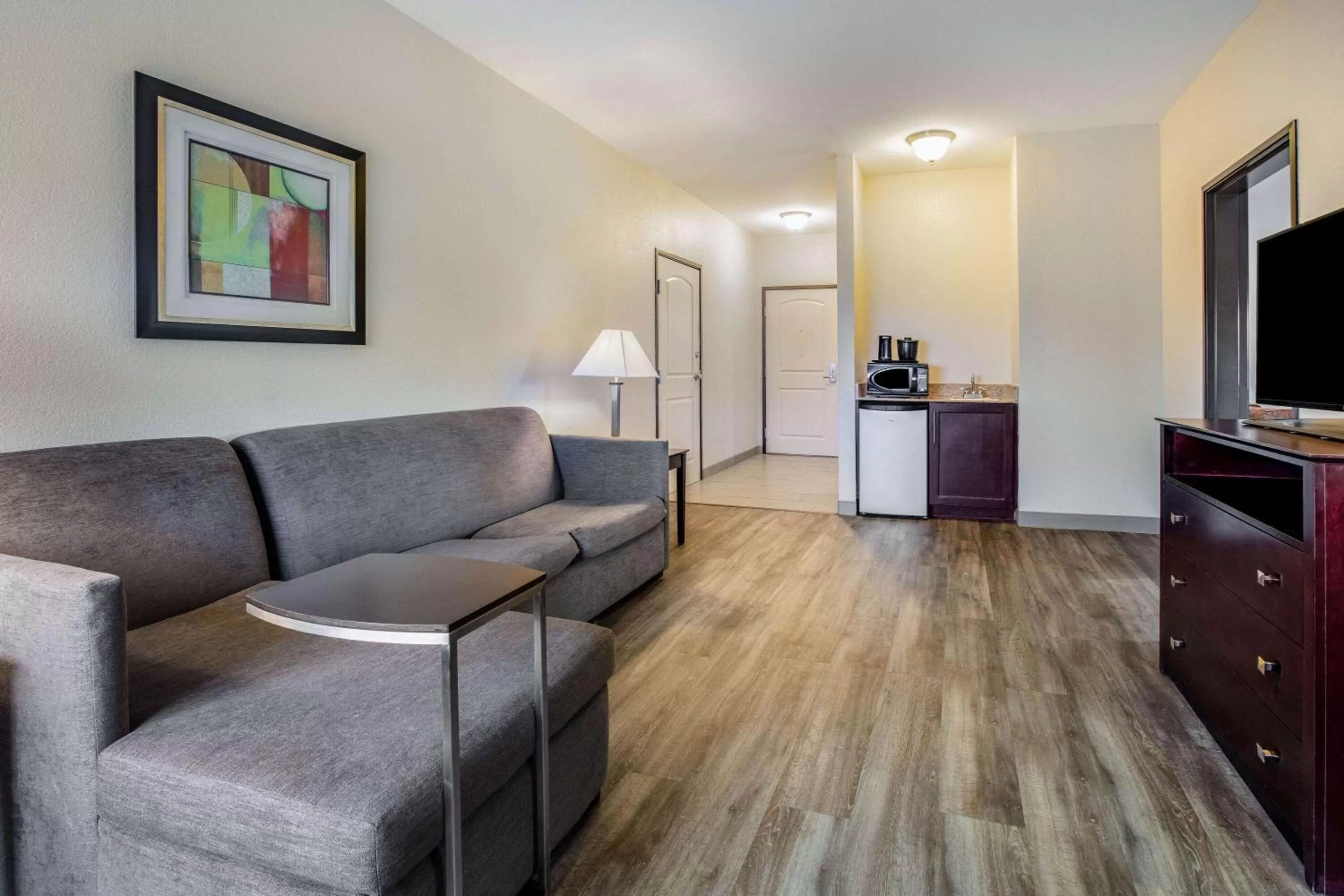 Photo of the whole room in La Quinta by Wyndham McKinney