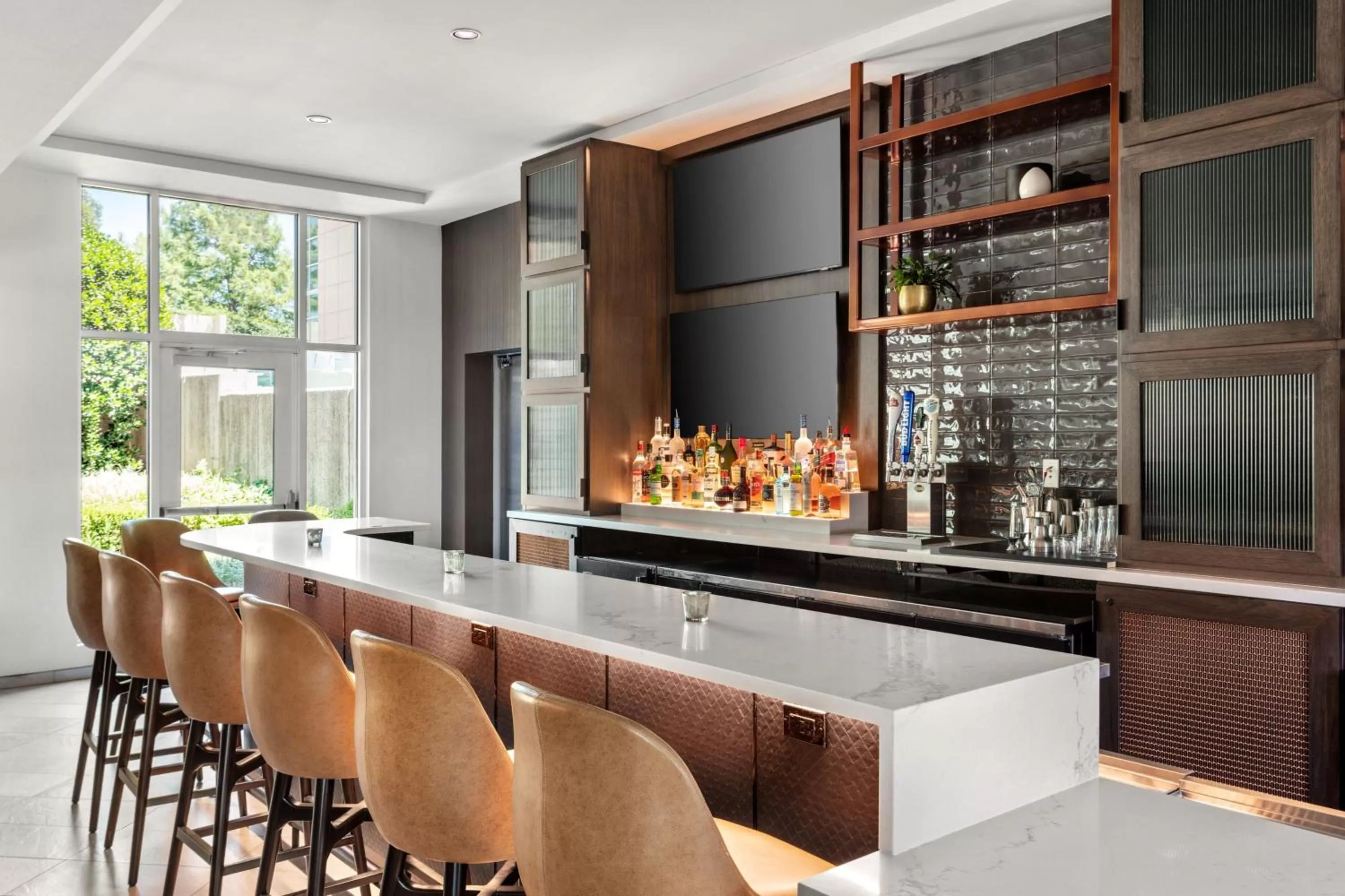 Lounge or bar in Delta Hotels by Marriott Midwest City at the Reed Conference Center