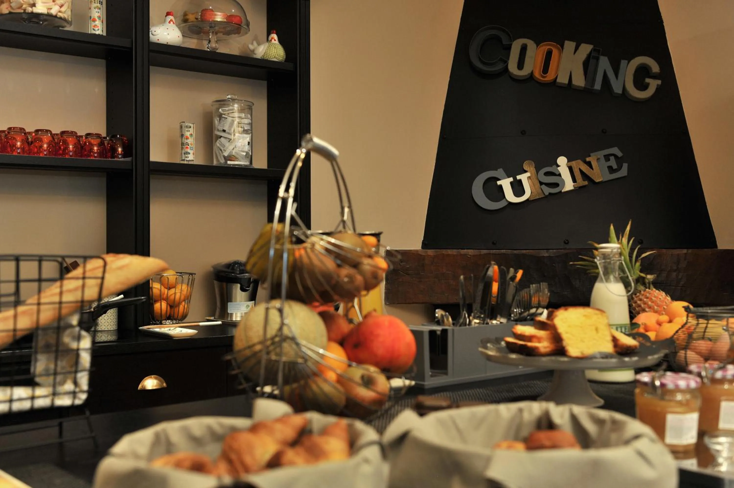 Buffet breakfast in Mercure Paris Saint Cloud Hippodrome