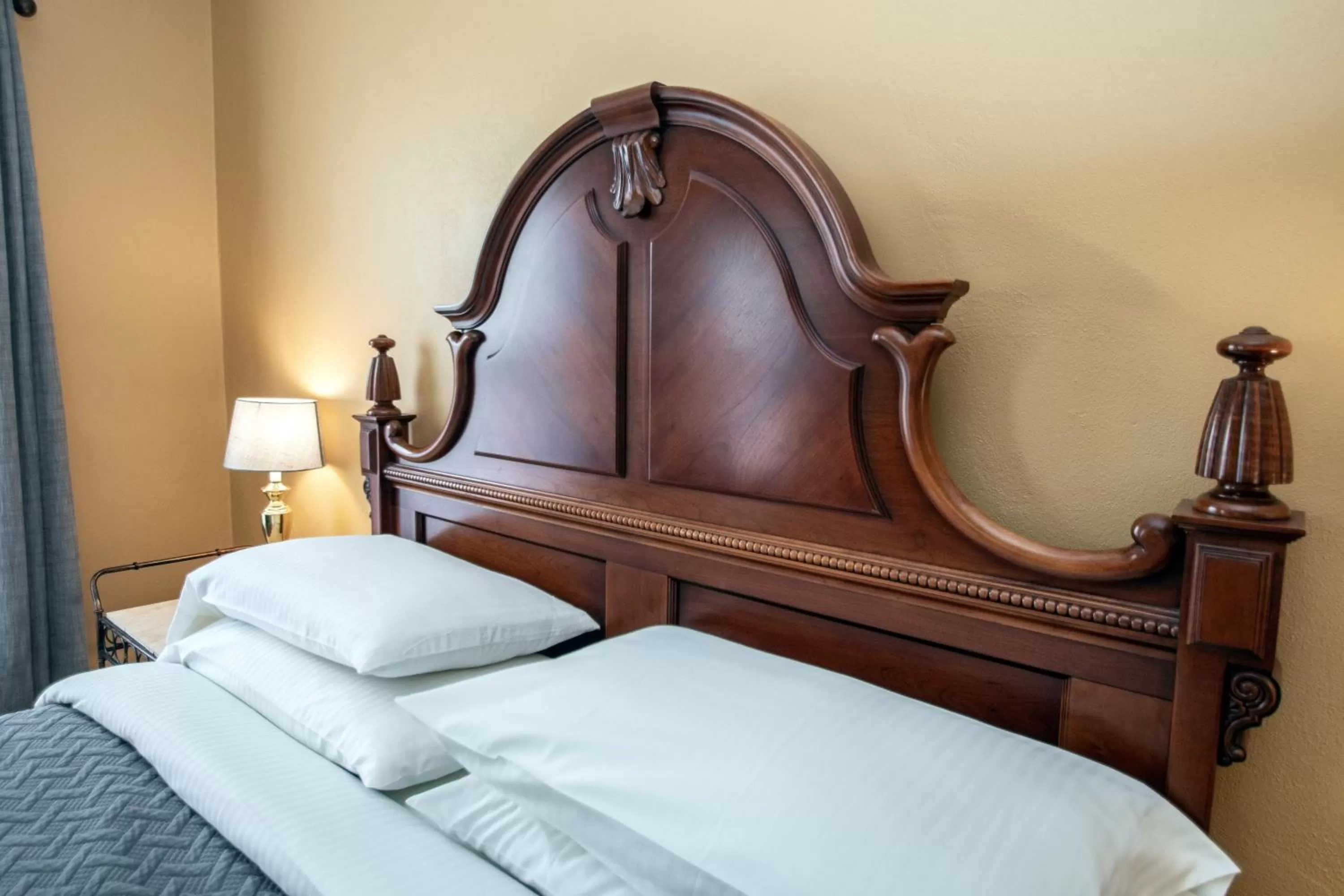 Bed in Looking Glass Inn