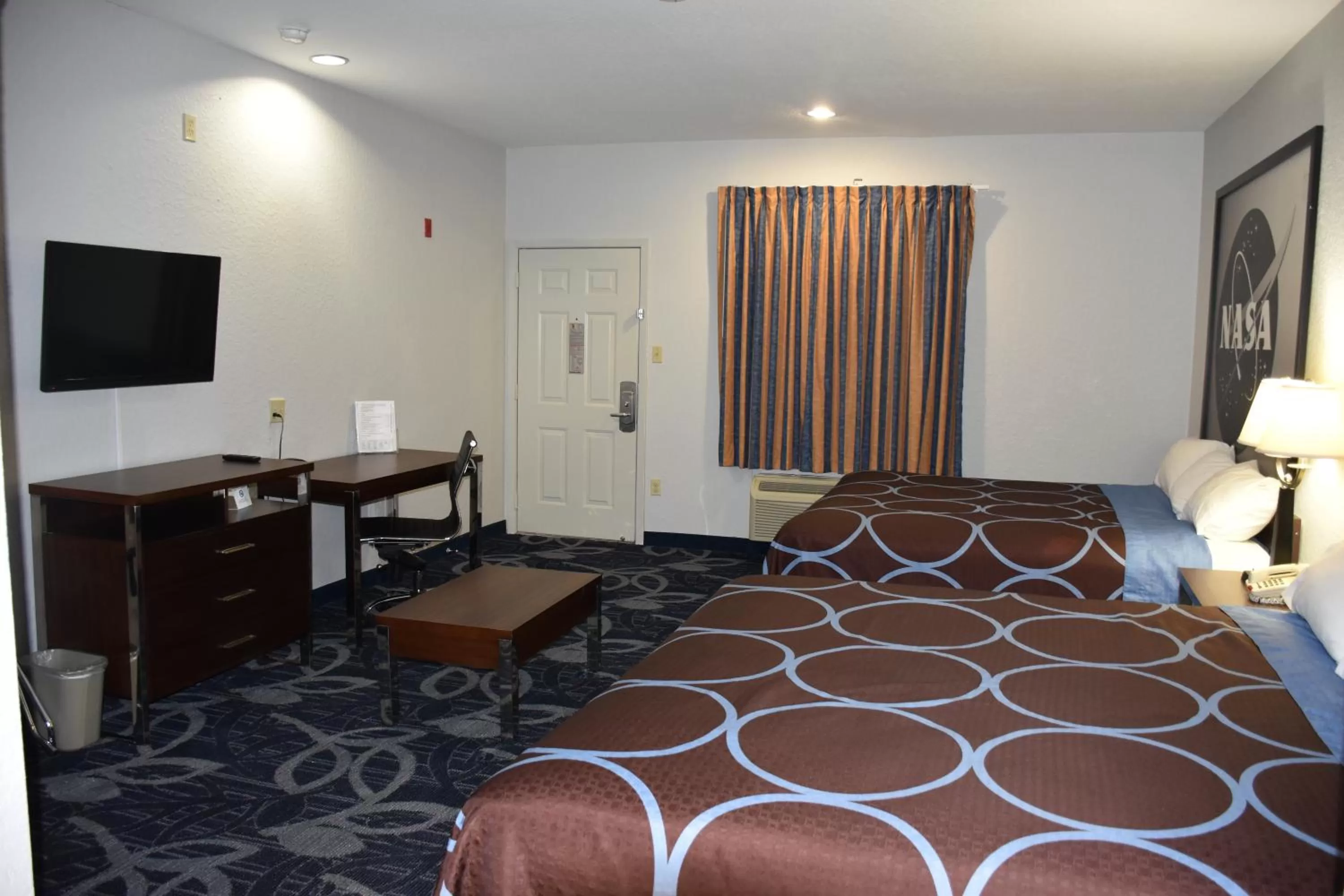 TV and multimedia in Super 8 by Wyndham Houston Hobby Airport South