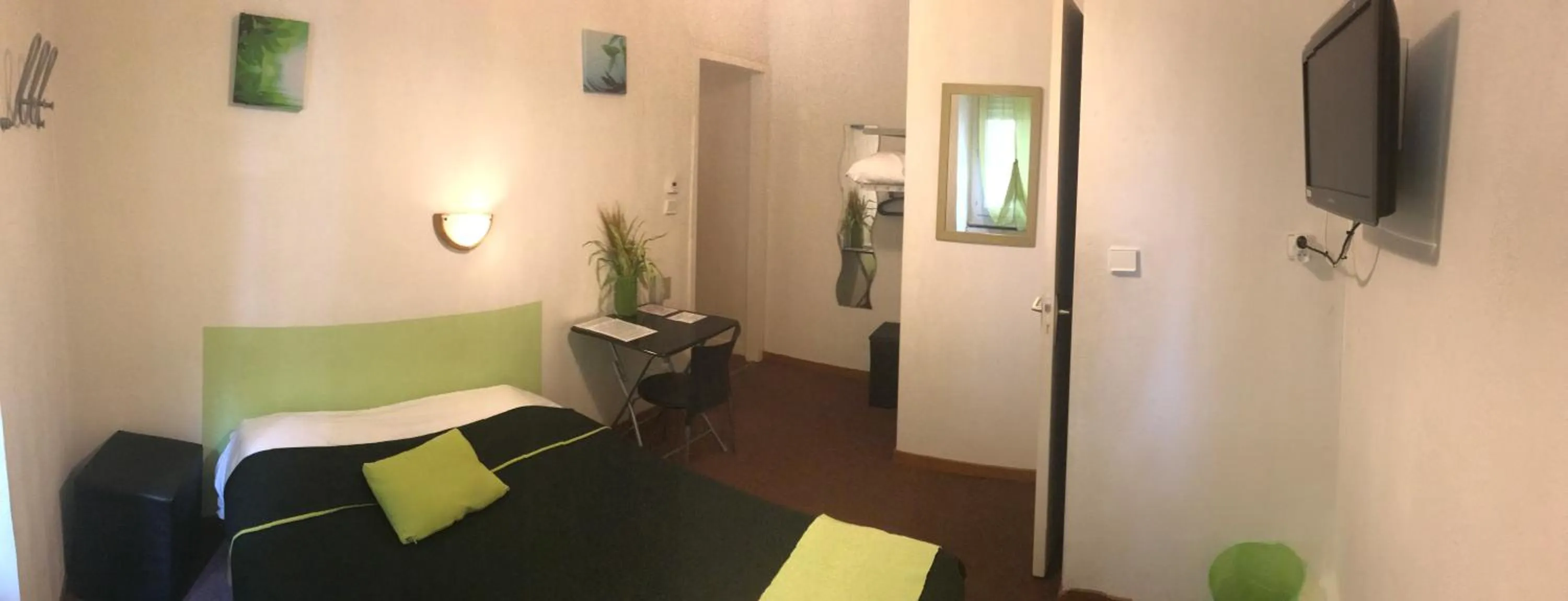 Bedroom, Bed in Hôtel Central