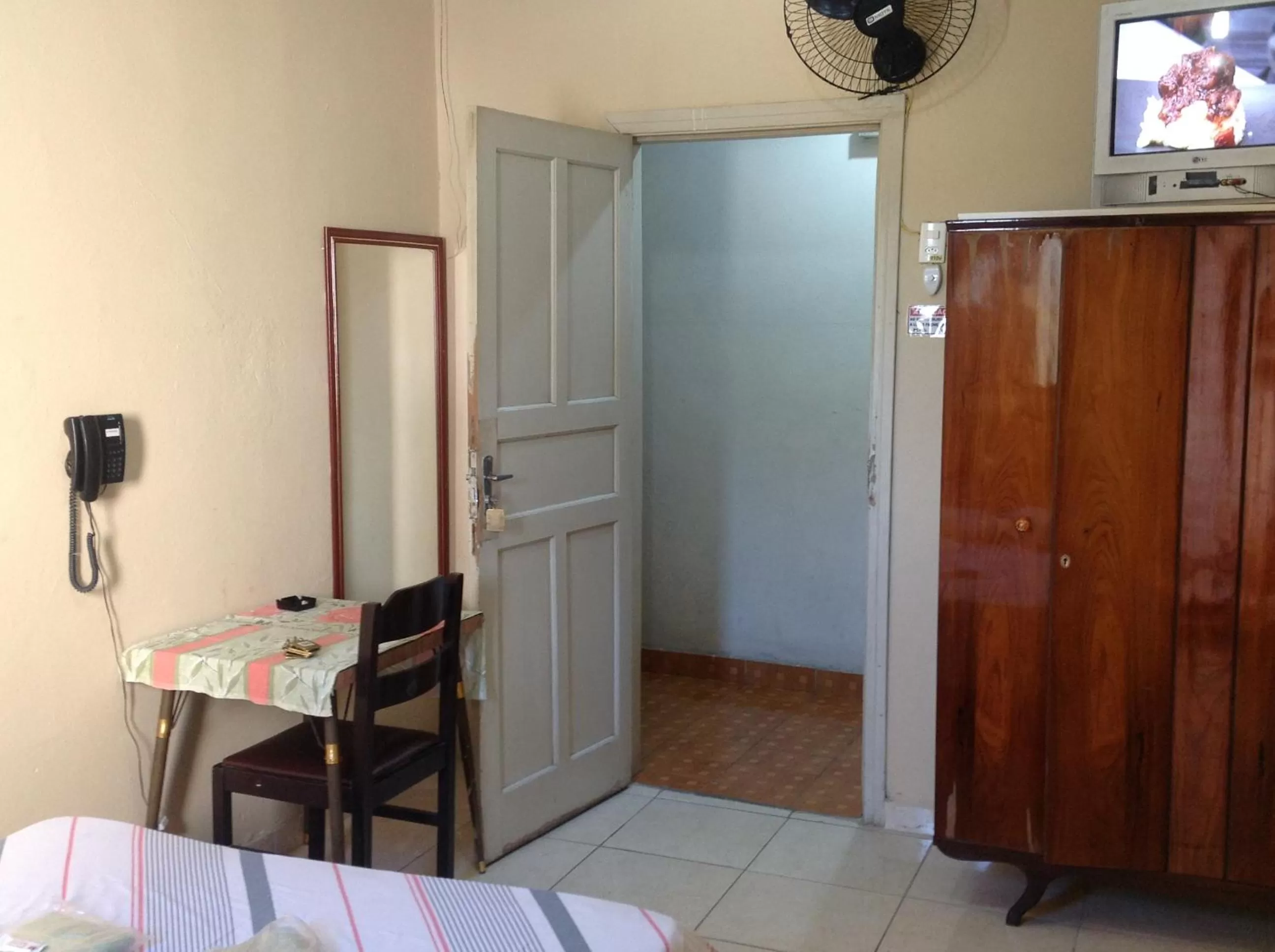 Photo of the whole room, TV/Entertainment Center in Hotel Chaves - Quartos Individuais