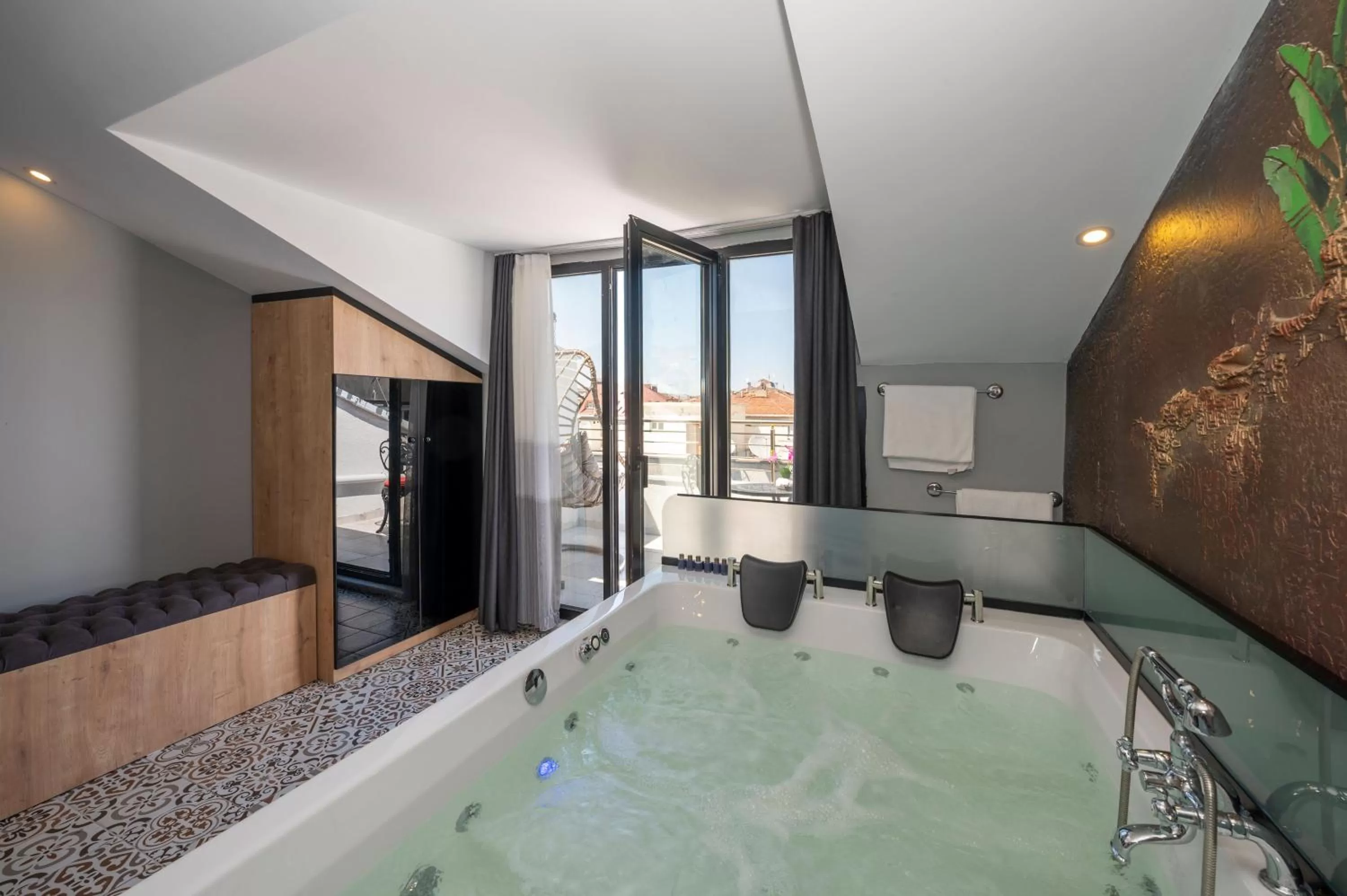 Photo of the whole room in Grand Palace Hotel