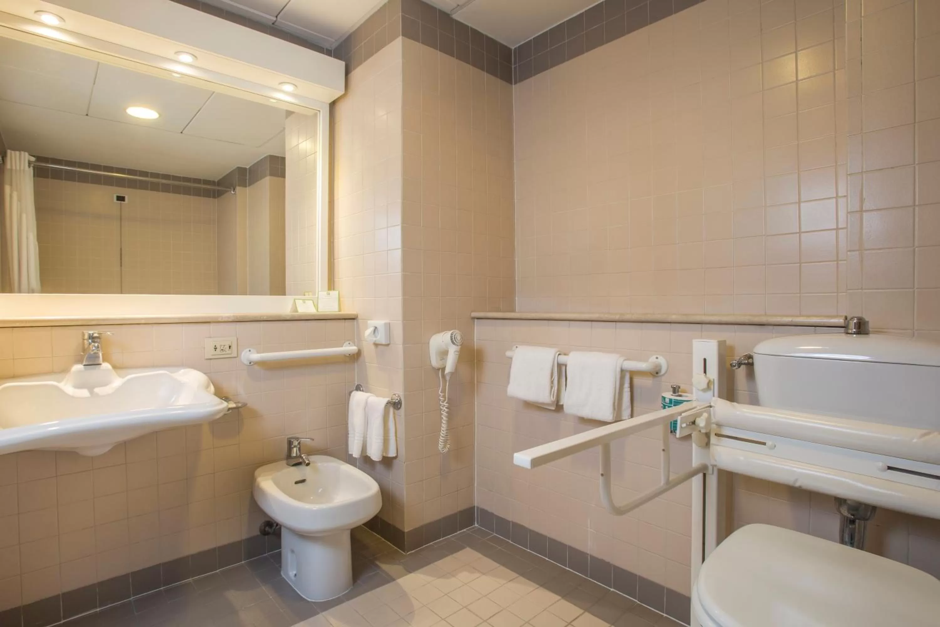 Photo of the whole room in Holiday Inn Naples by IHG