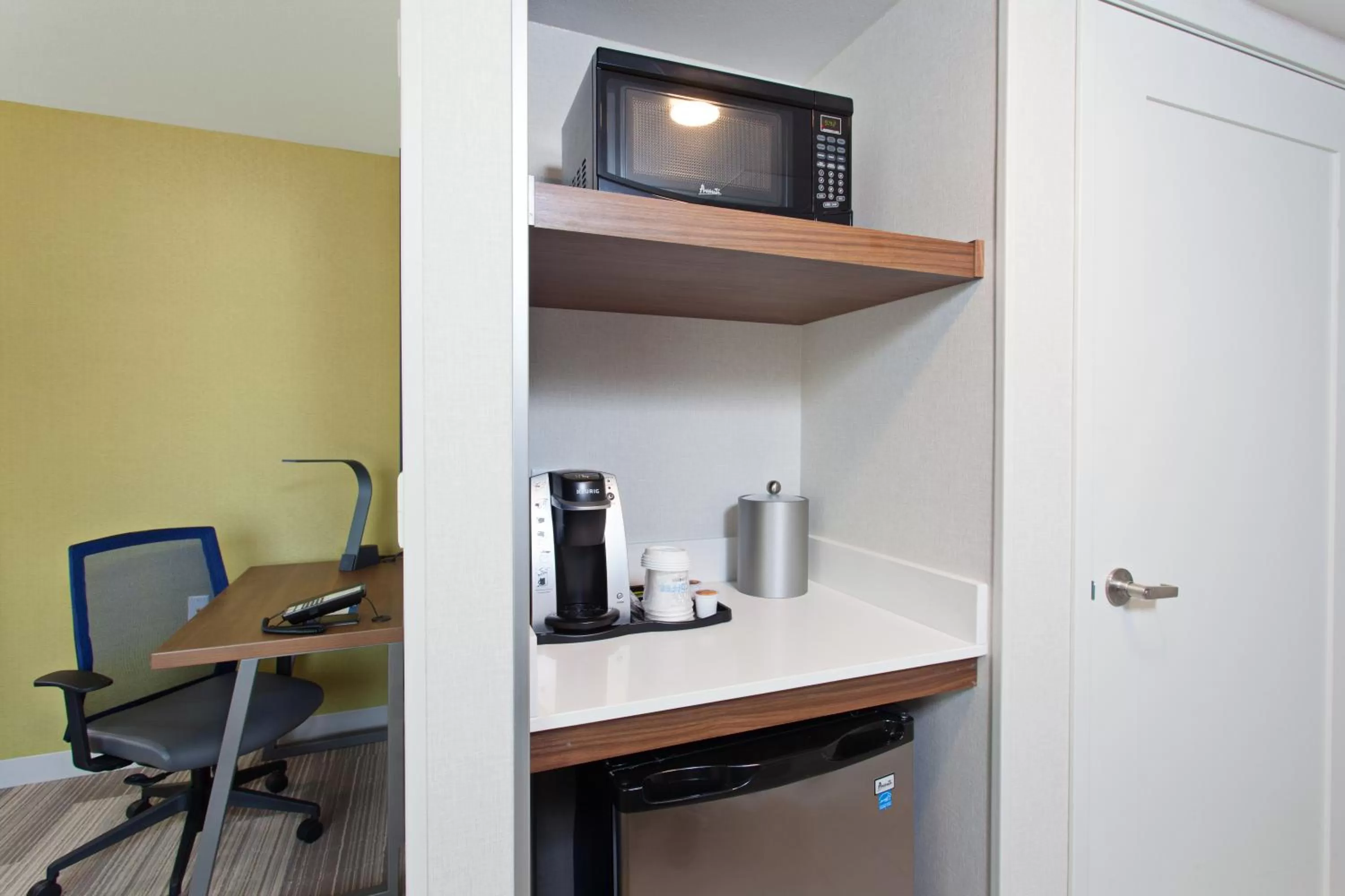 Coffee/tea facilities in Holiday Inn Express & Suites Pasadena - Los Angeles by IHG