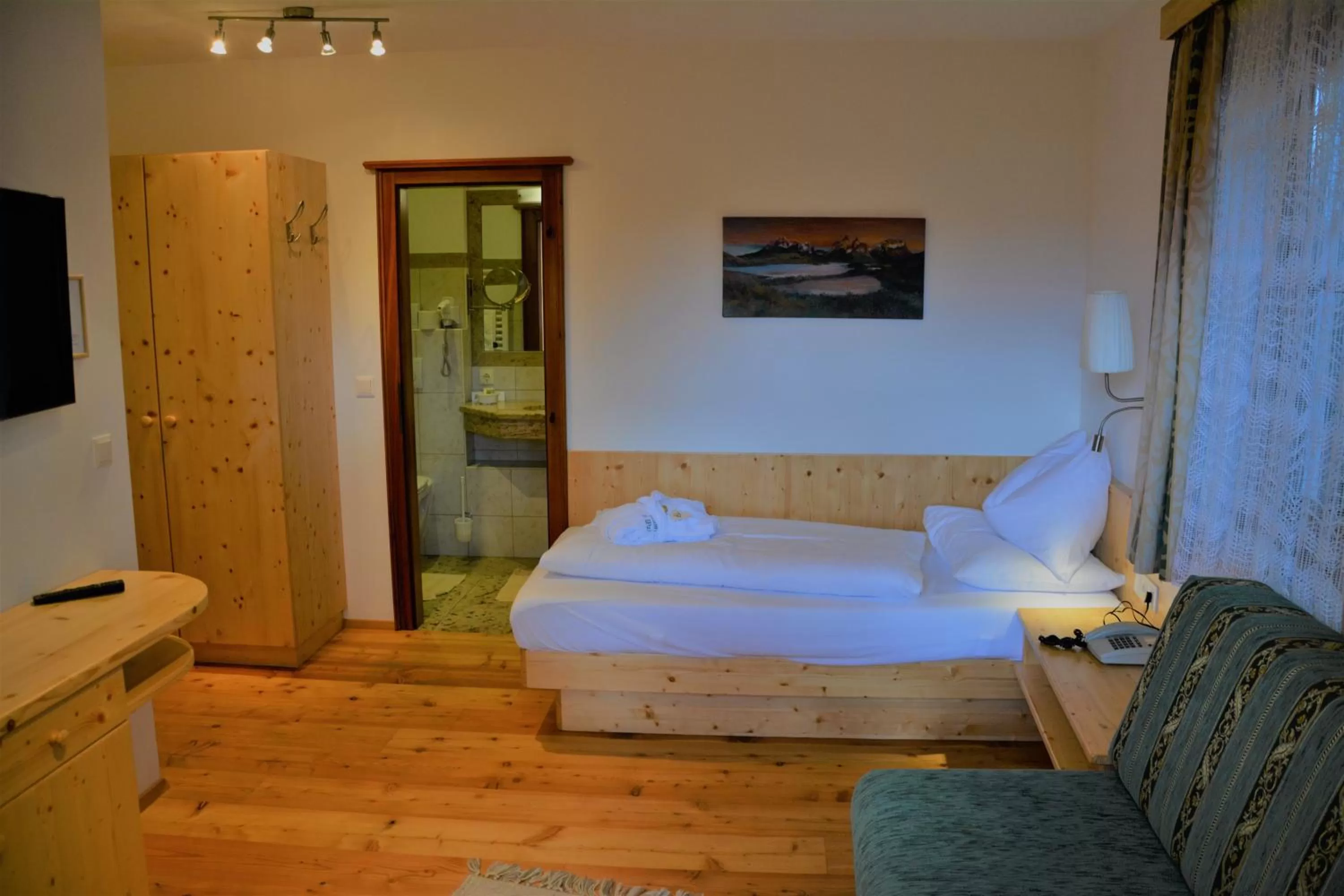 Photo of the whole room, Bed in Hotel Häuserl im Wald