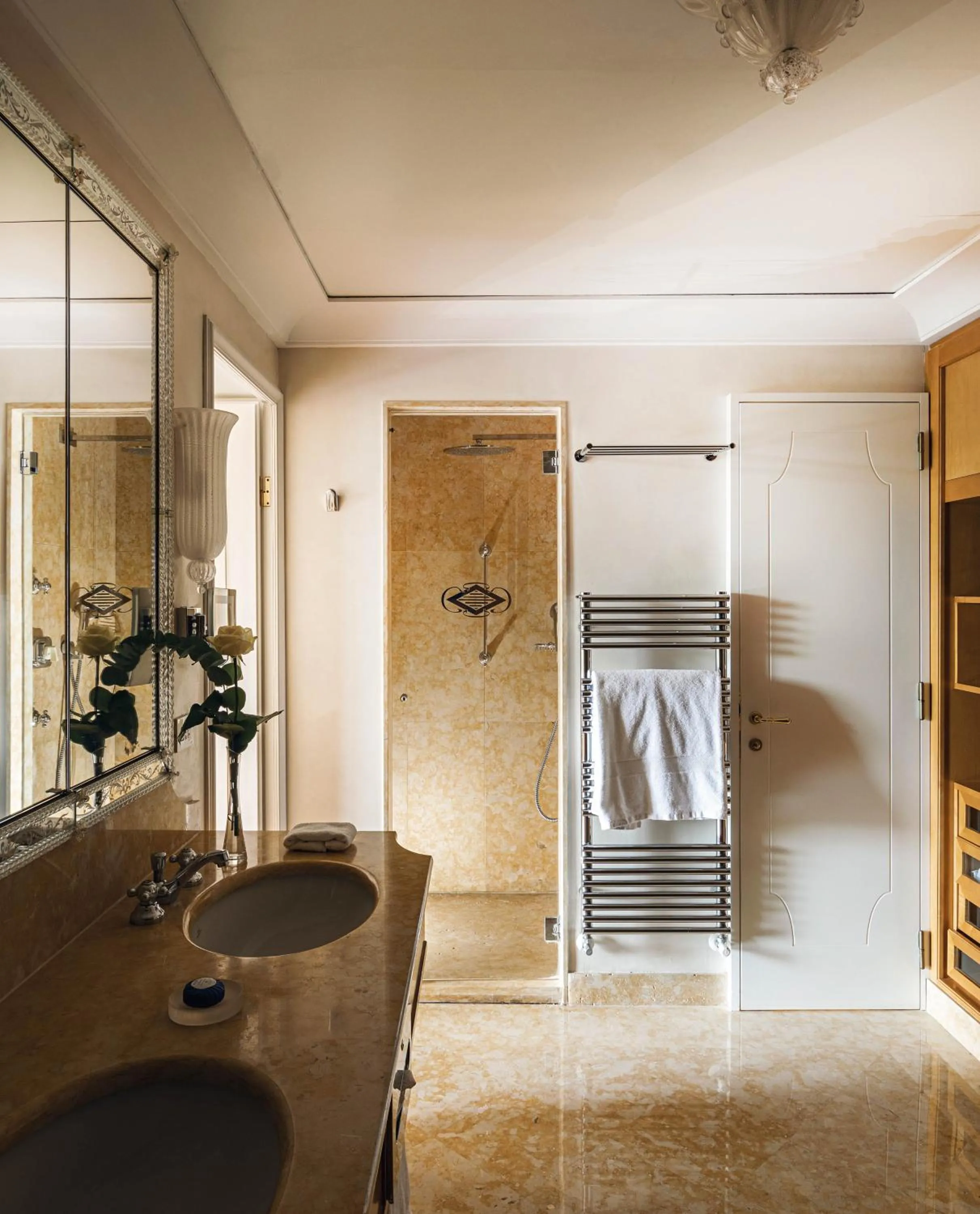 Bathroom, Bed in Hotel Cipriani, A Belmond Hotel, Venice