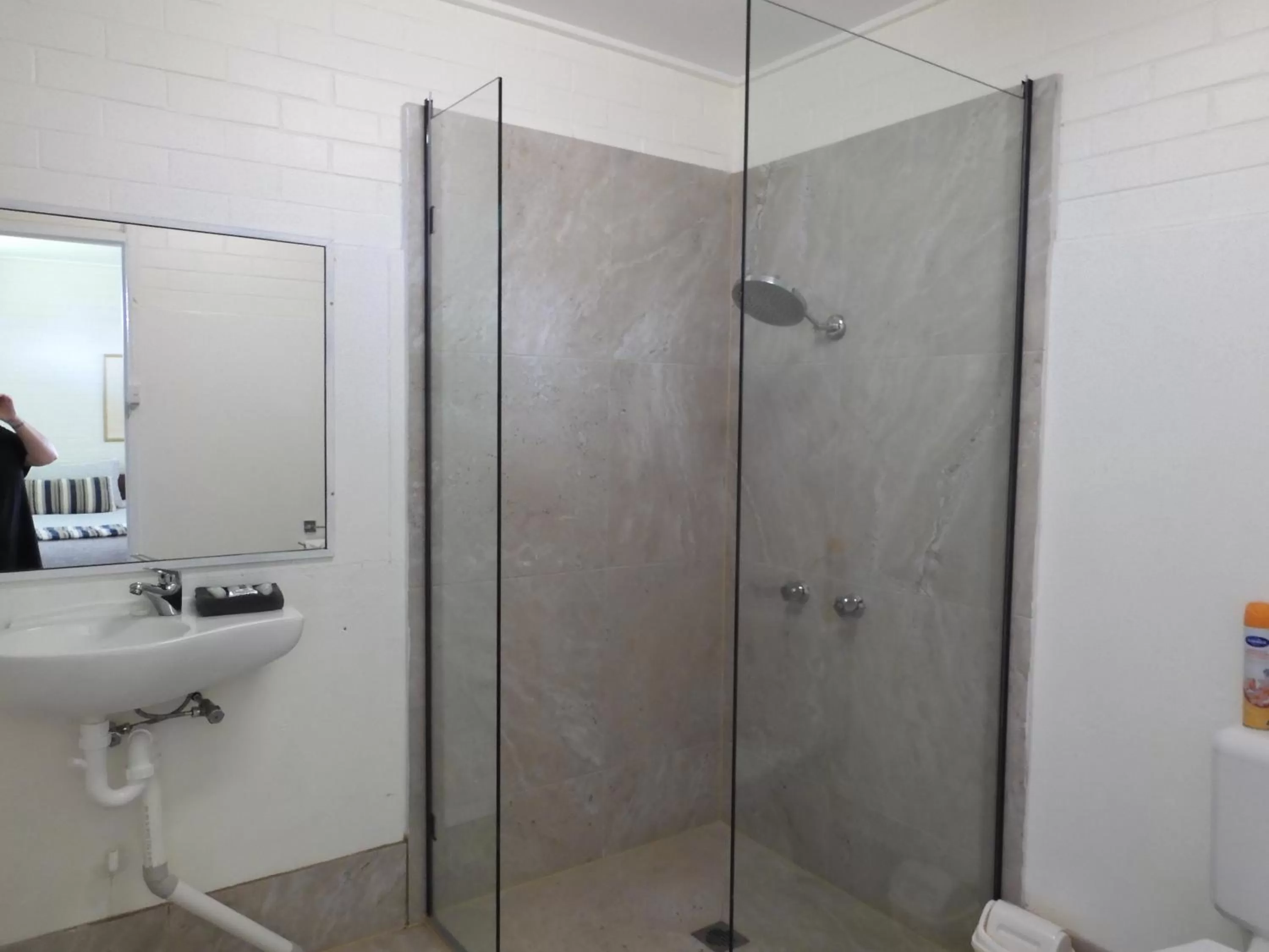 Bathroom in Dalby Parkview Motel