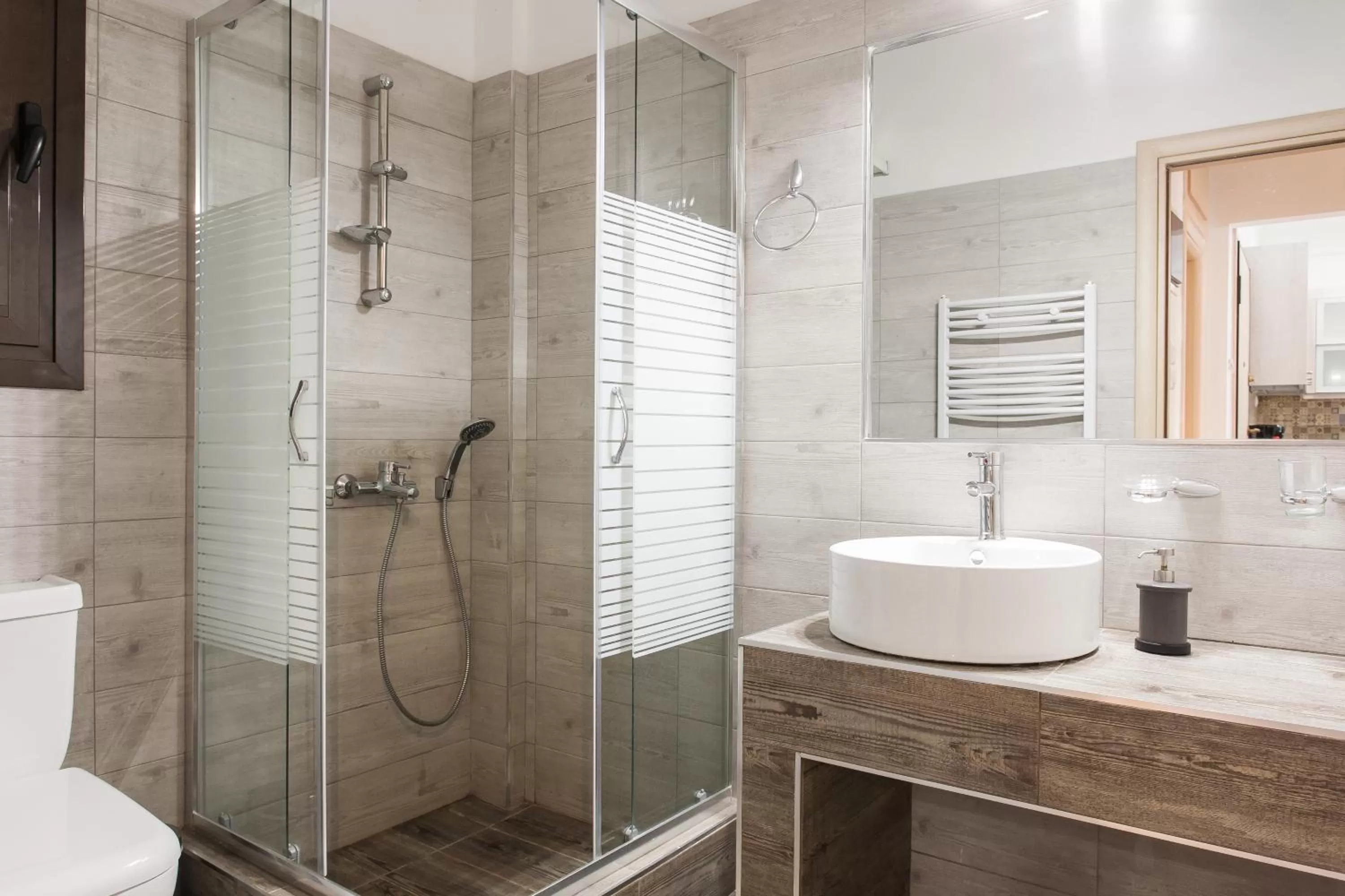 Shower in Nicholas Point Apartments and Rooms