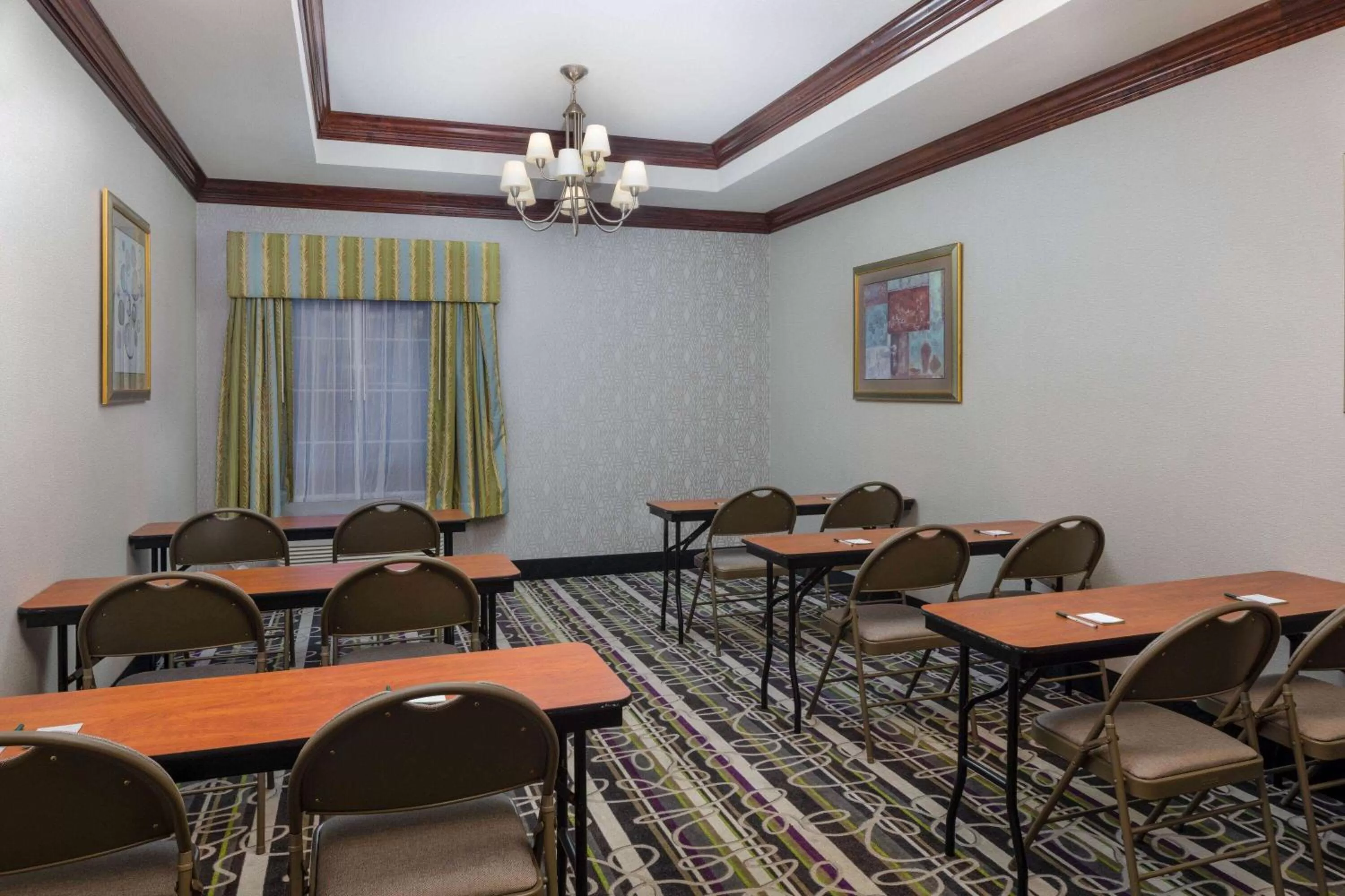 Meeting/conference room in La Quinta by Wyndham Savannah Airport - Pooler