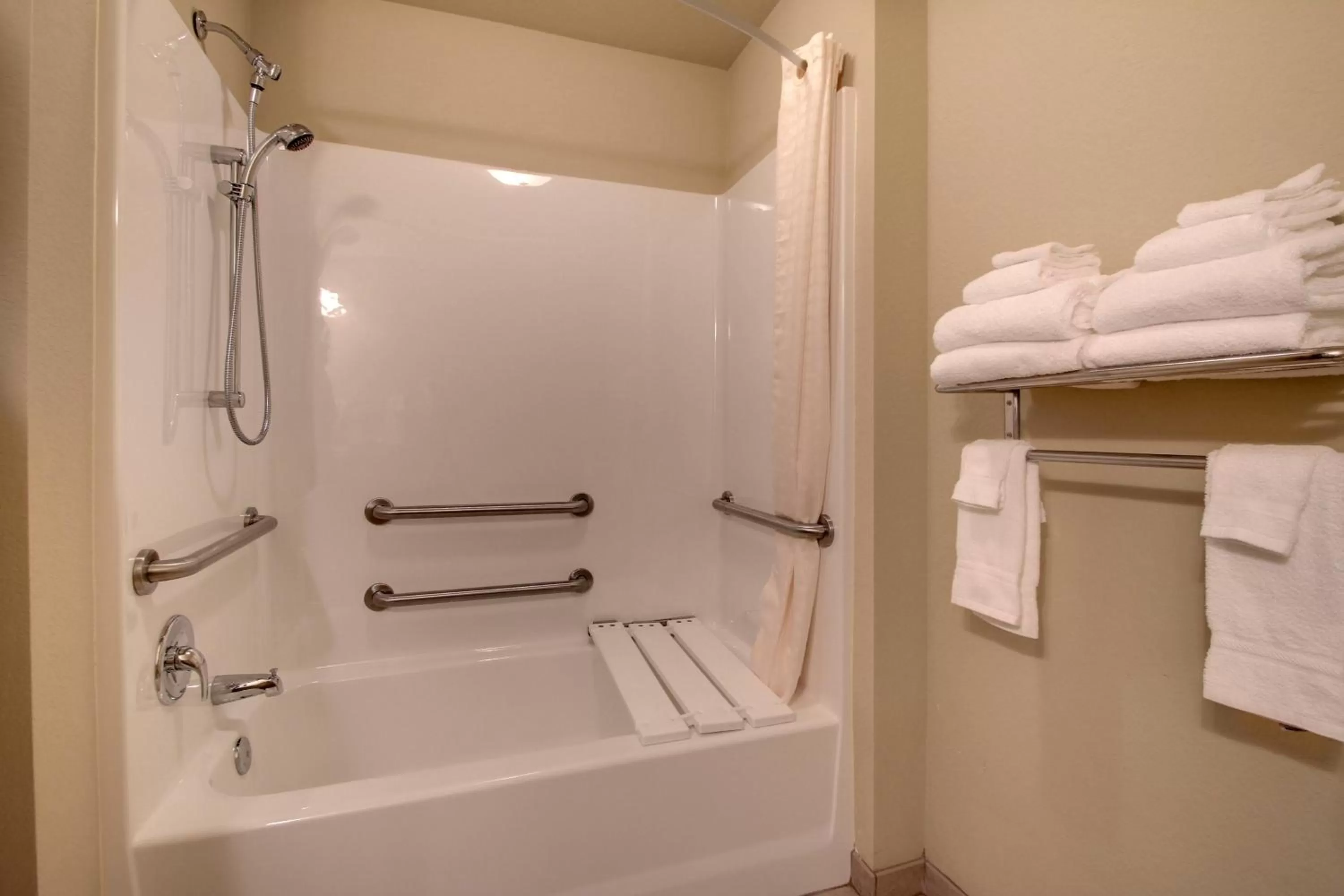 Shower in Cobblestone Inn & Suites - Schuyler