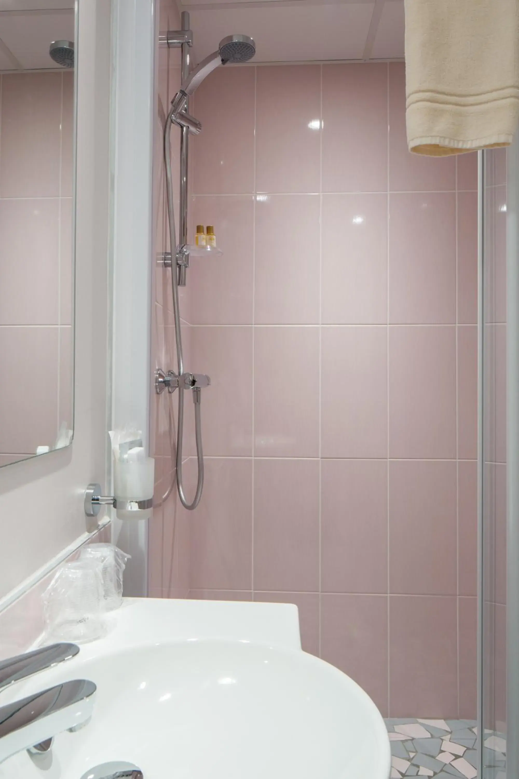 Standard Double Room in Hôtel Ours Blanc - Wilson Standard Double Room in Hôtel Ours Blanc - Wilson