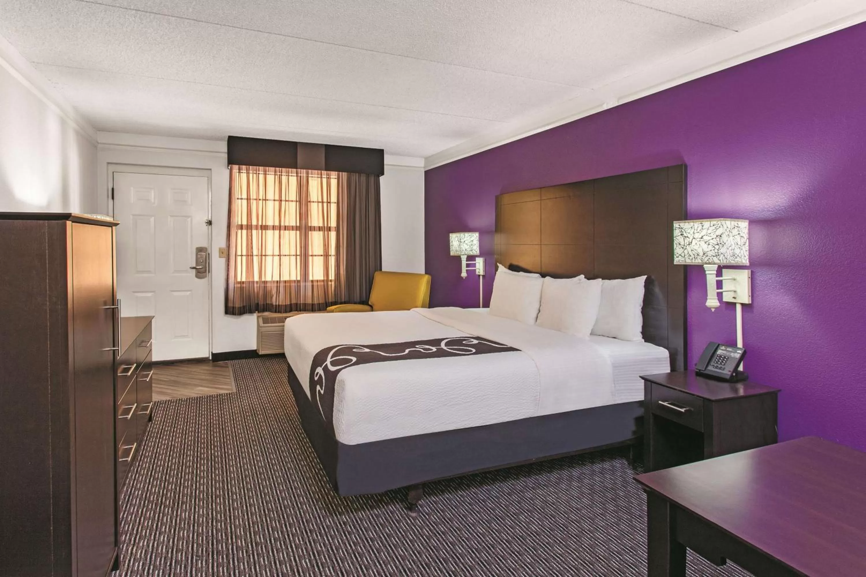 Photo of the whole room, Bed in La Quinta Inn by Wyndham Fresno Yosemite