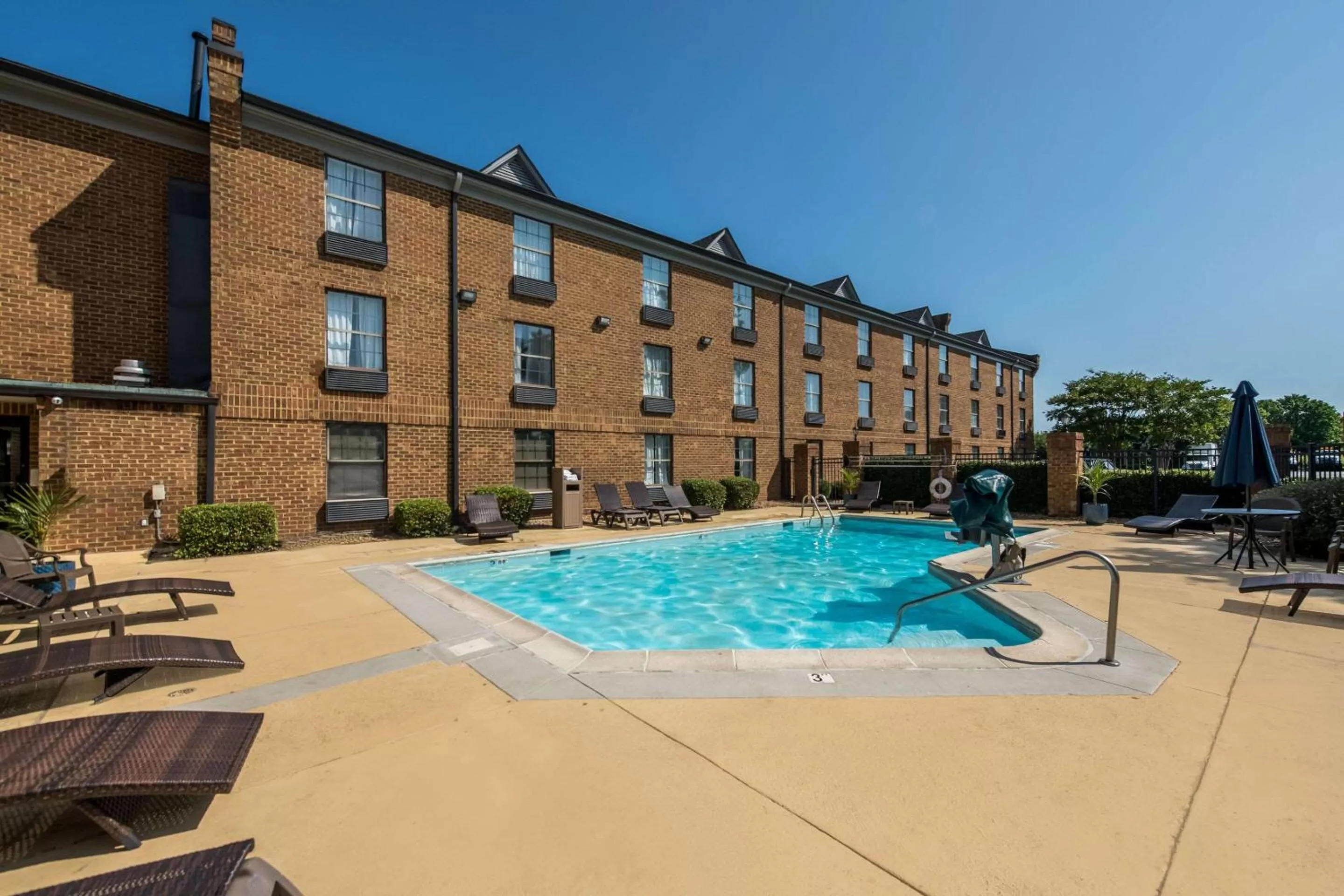 Swimming pool in Comfort Inn Newport News - Hampton I-64