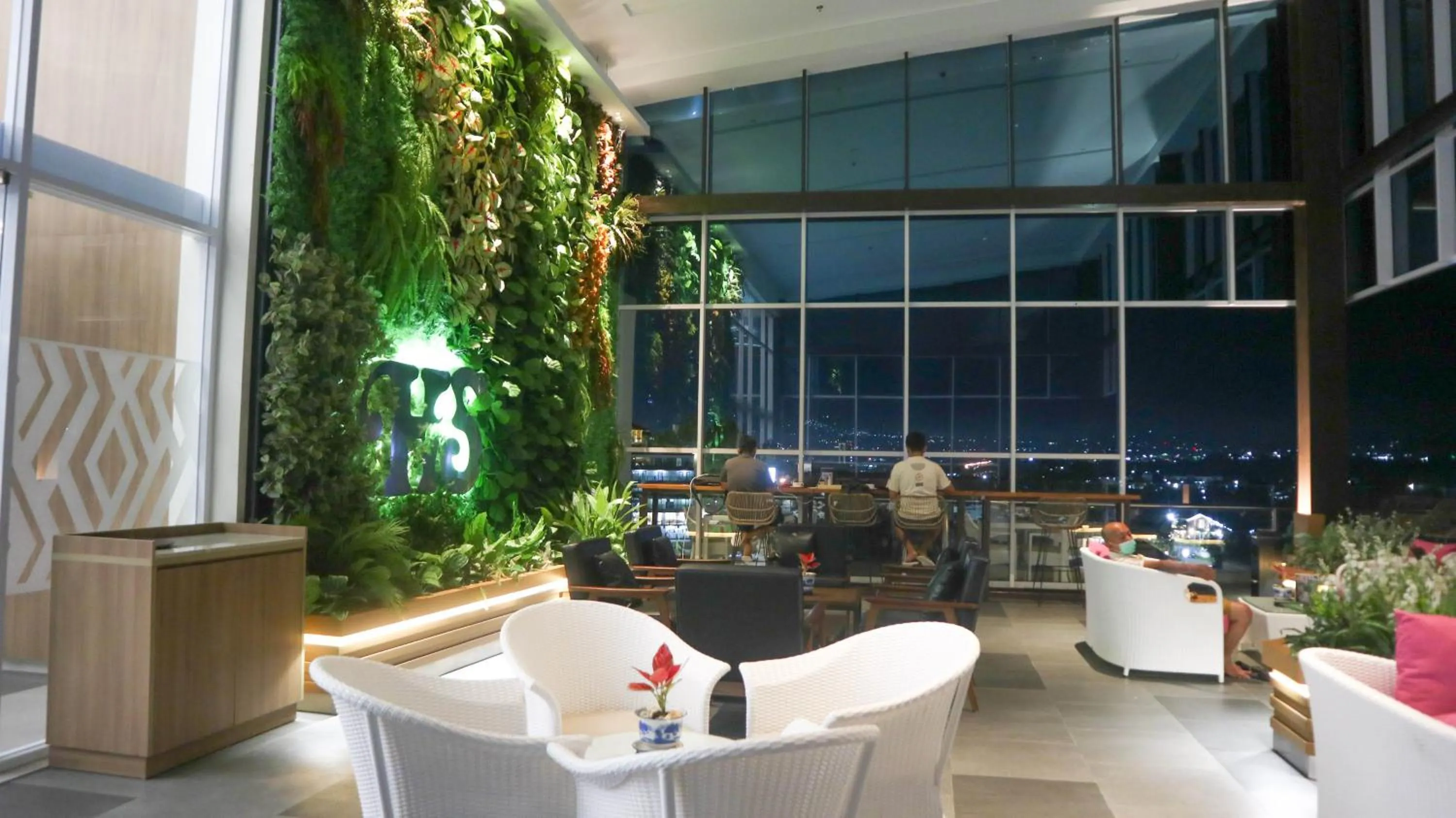 Nightclub / DJ in Hotel Santika Bukittinggi