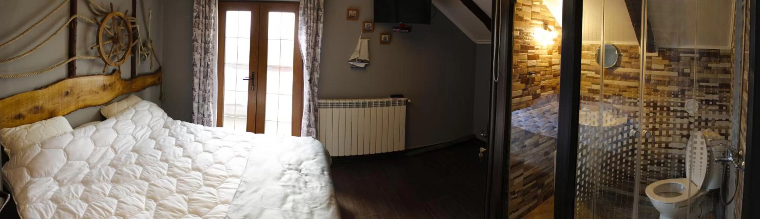 Day, Bed in Pensiunea Taverna Bucium