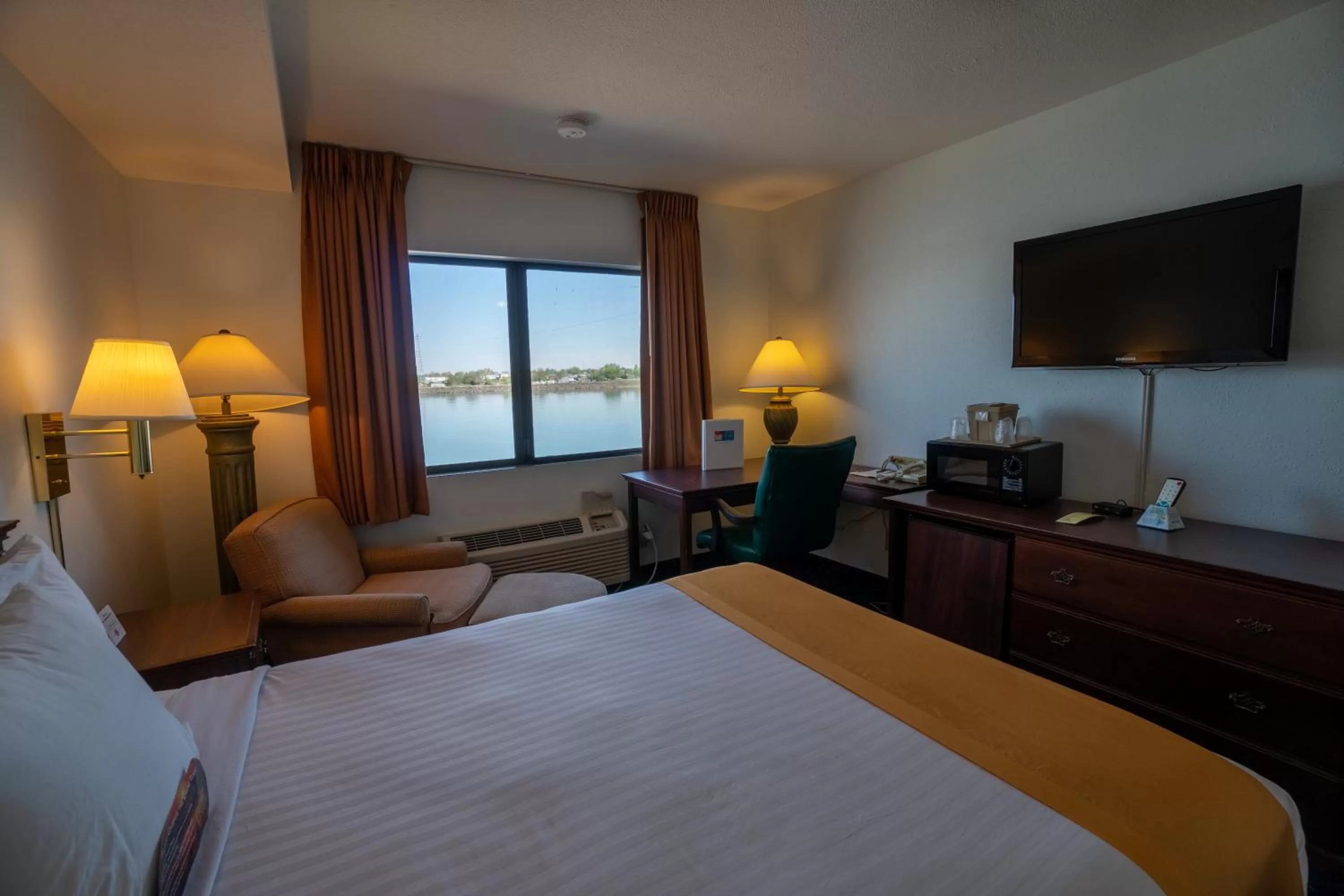 Bed in Clover Island Inn