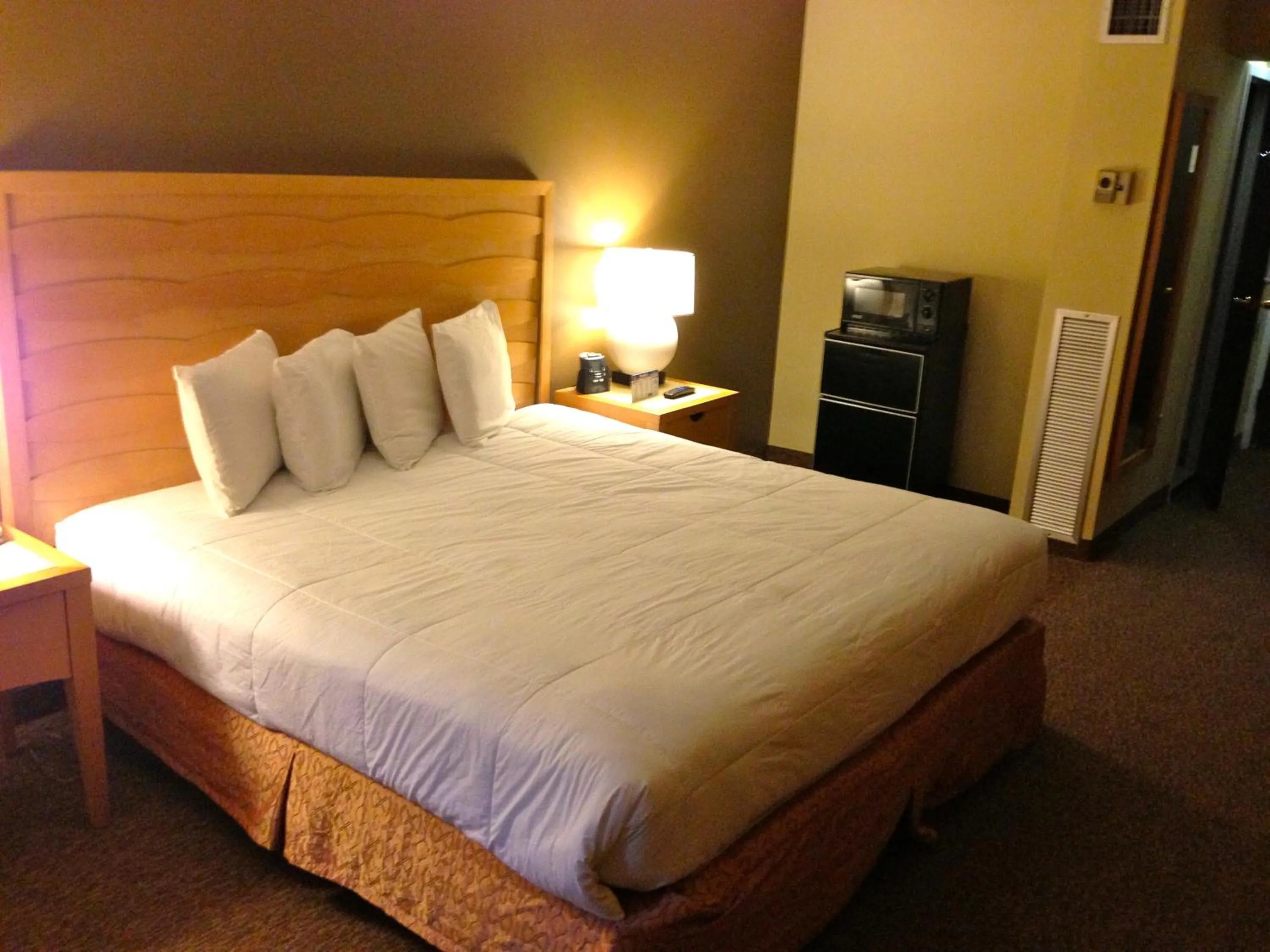 Bedroom, Bed in The Avalon Hotel and Conference Center