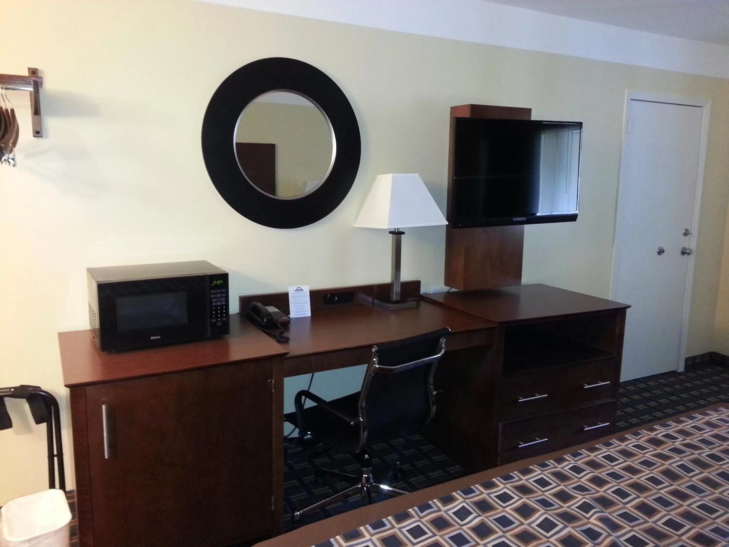 TV and multimedia in Days Inn by Wyndham Fultondale