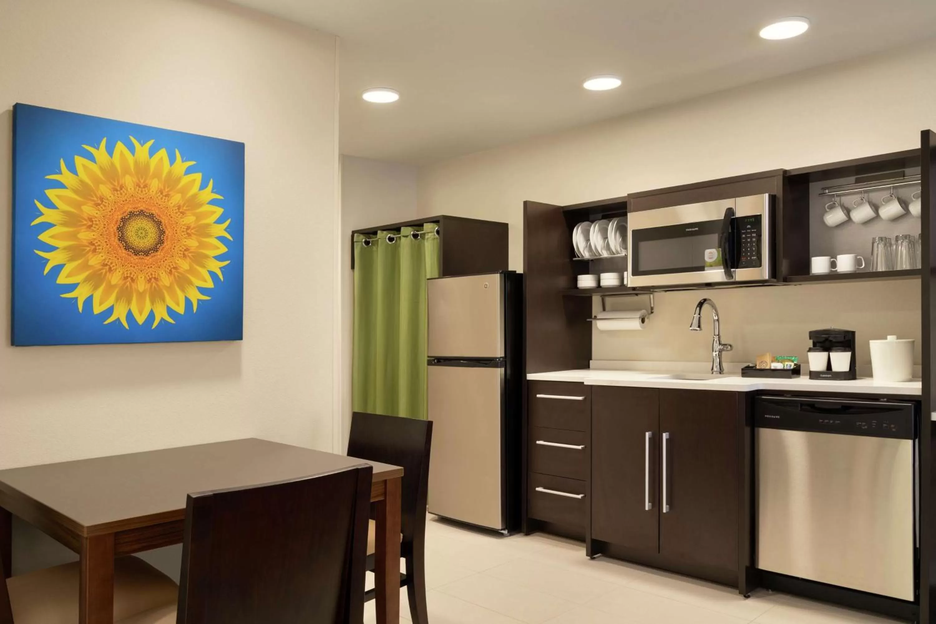 Kitchen or kitchenette in Home2 Suites By Hilton Leavenworth Downtown