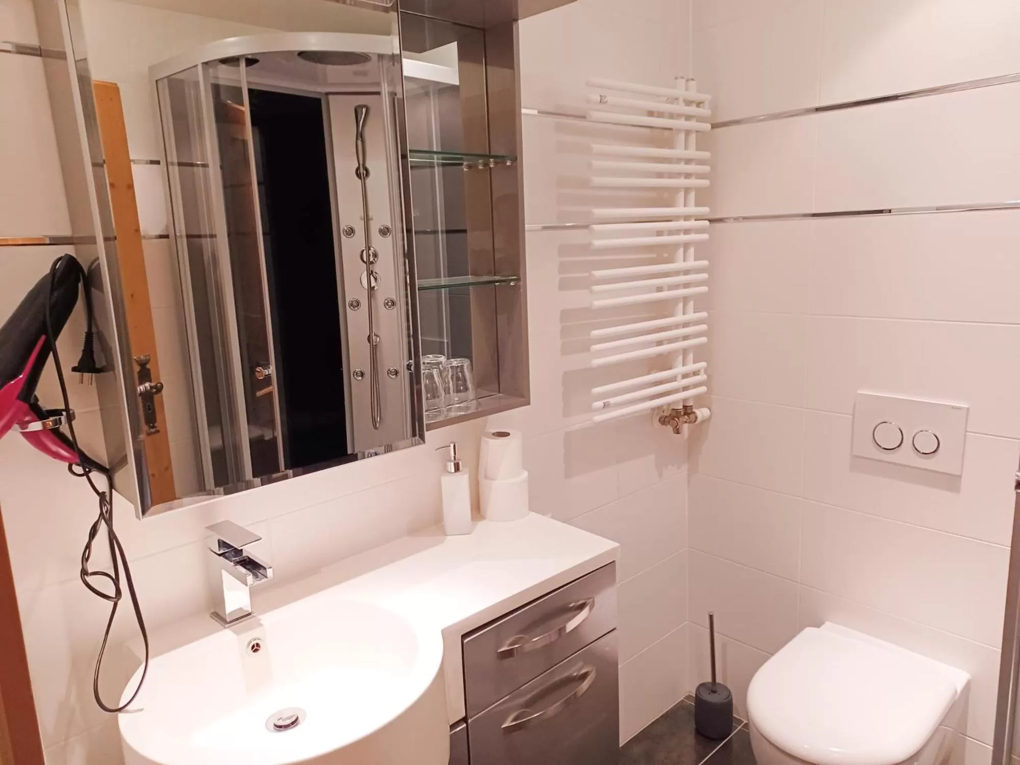 Shower in Das Maximilian - Feines Landhotel am Schliersee