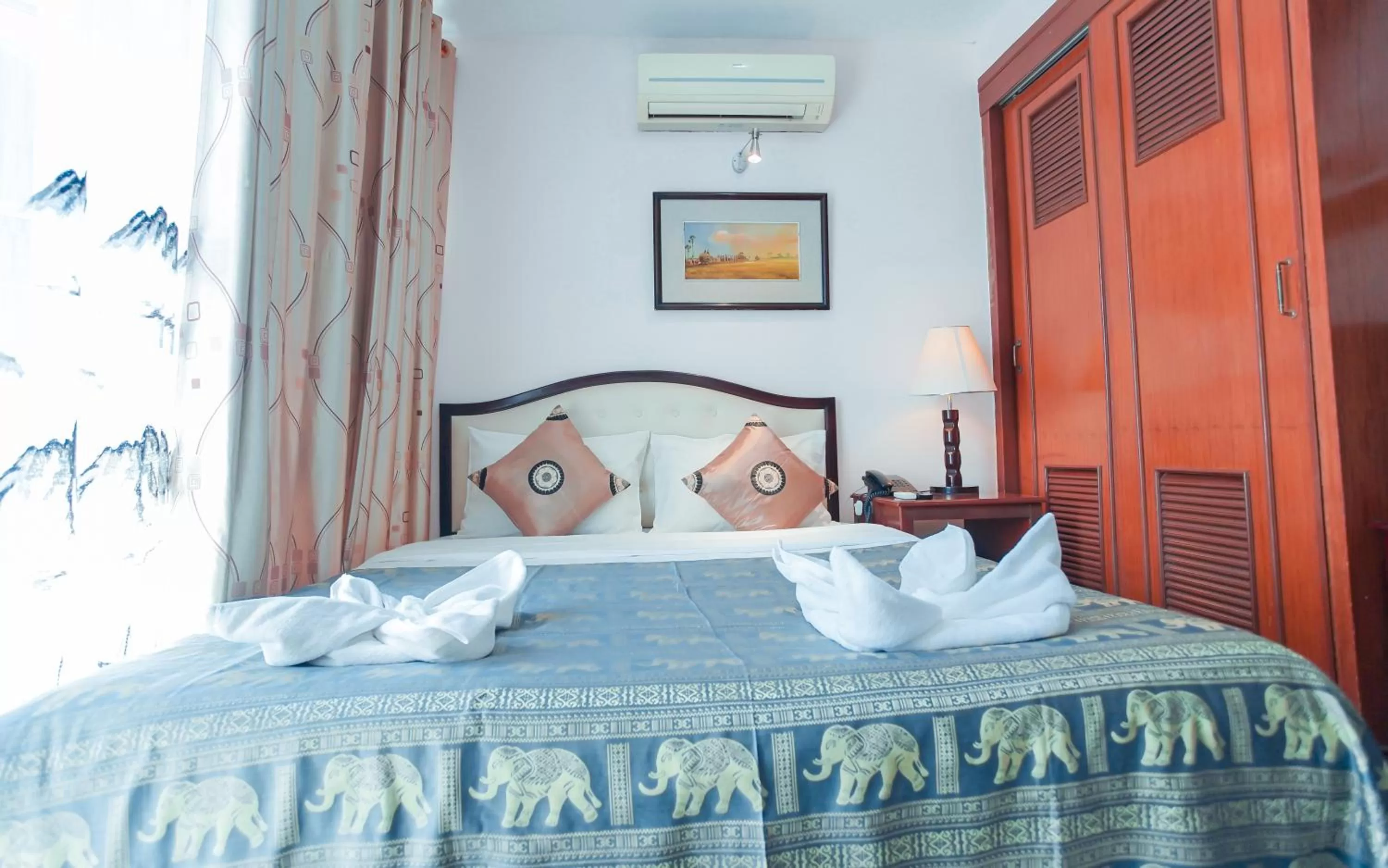 Bed in Silver Mounts Hotel