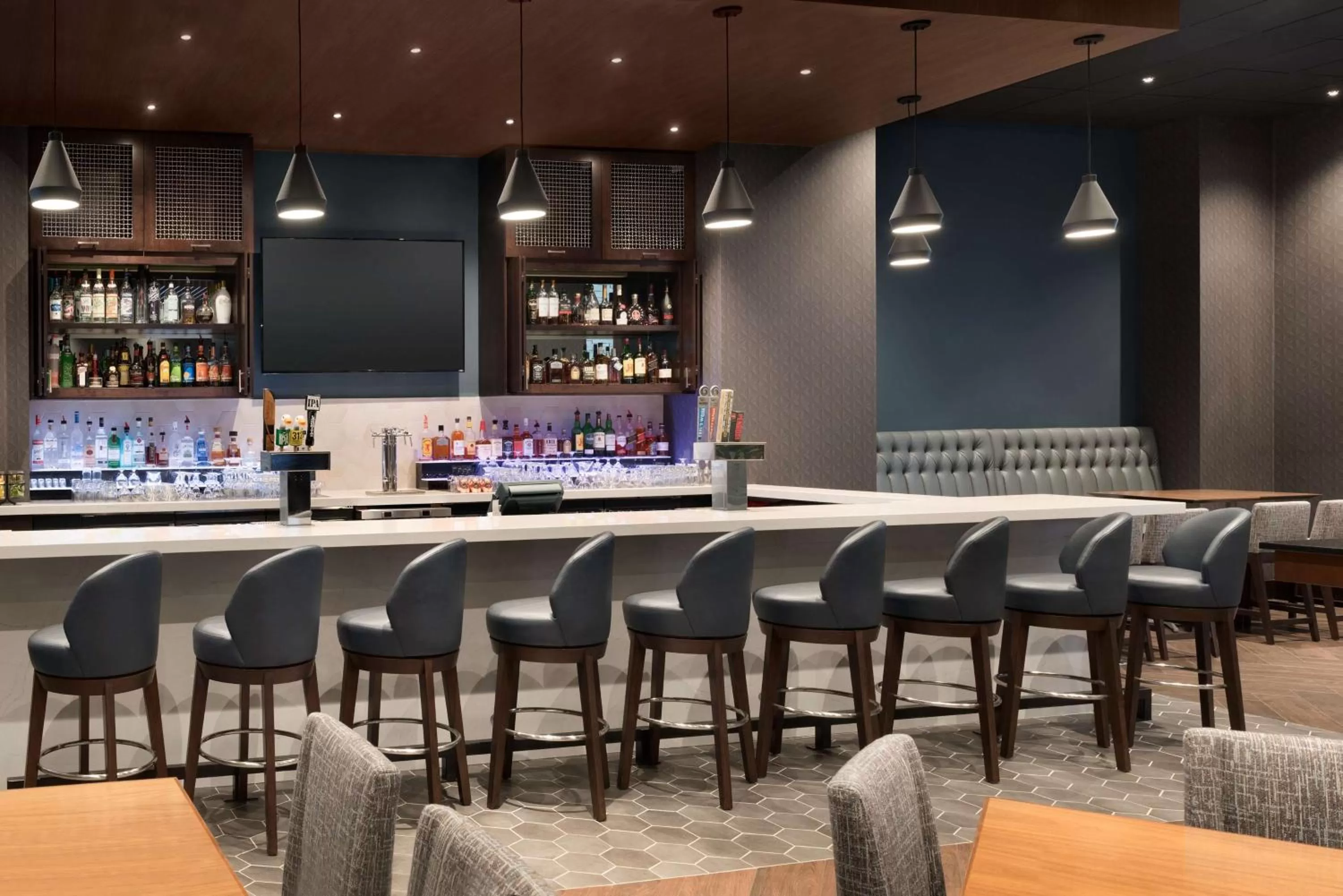 Lounge or bar in Embassy Suites by Hilton Chicago Lombard